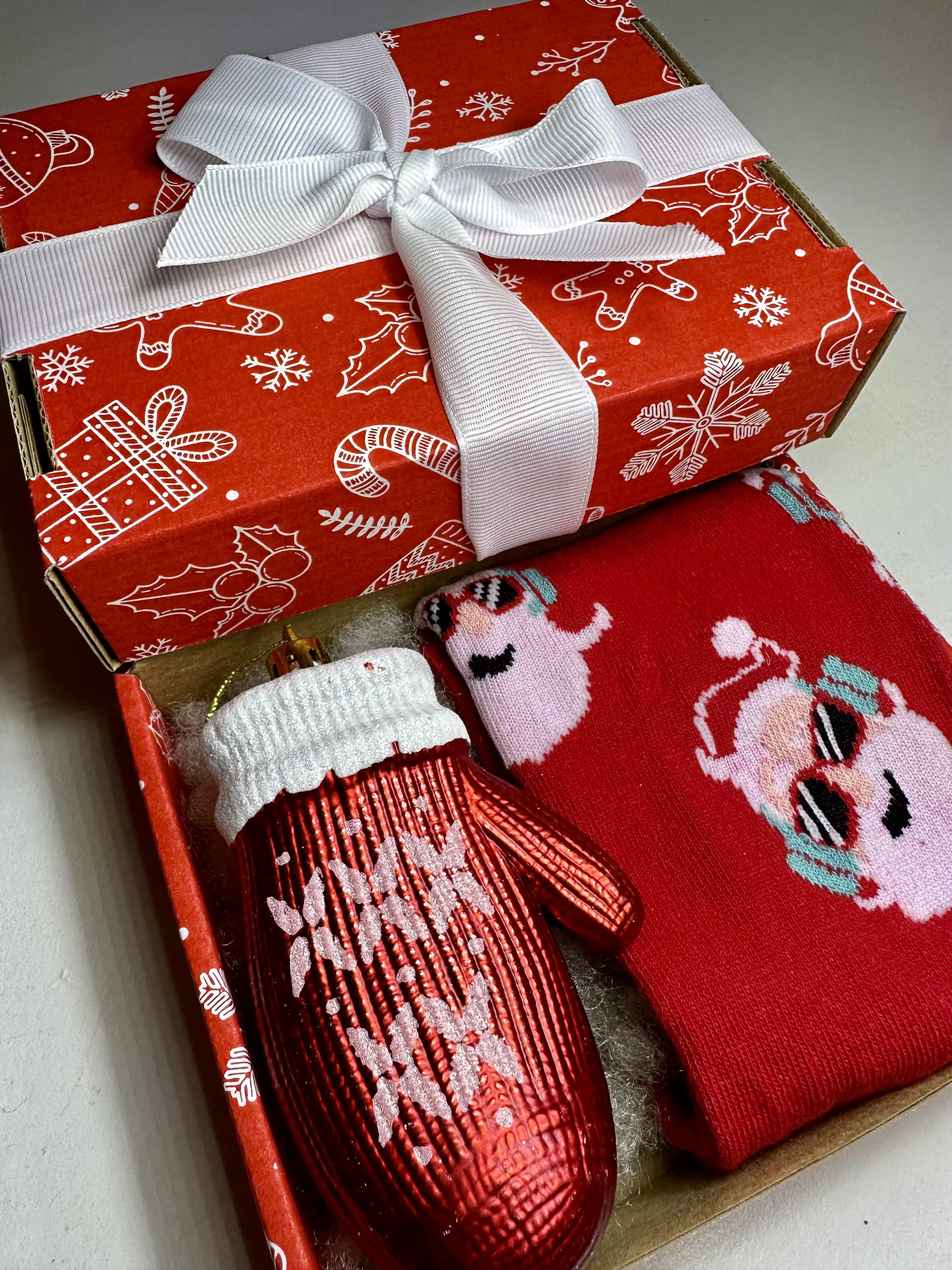 Подарунковий бокс з новорічними шкарпетками і іграшкою (13479880) - фото 3