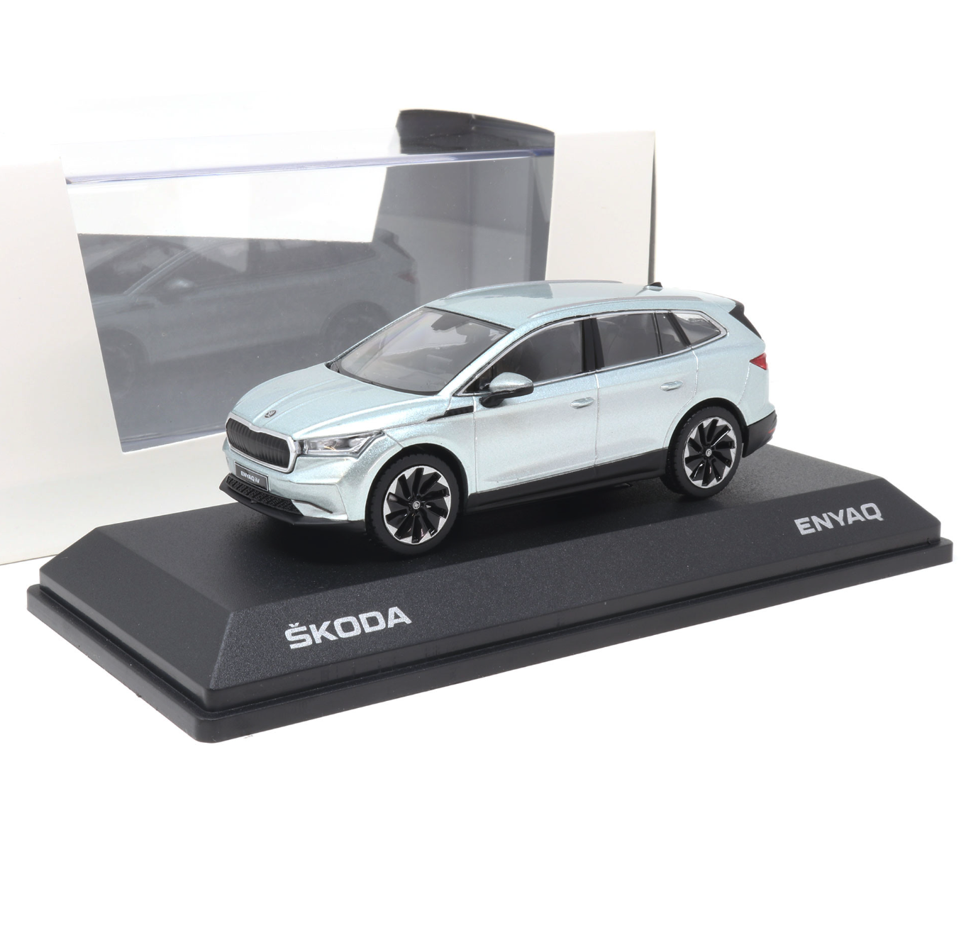 Модель автомобиля 1:43 Skoda Enyaq iV Arctic Silver (5LA099300F7B)