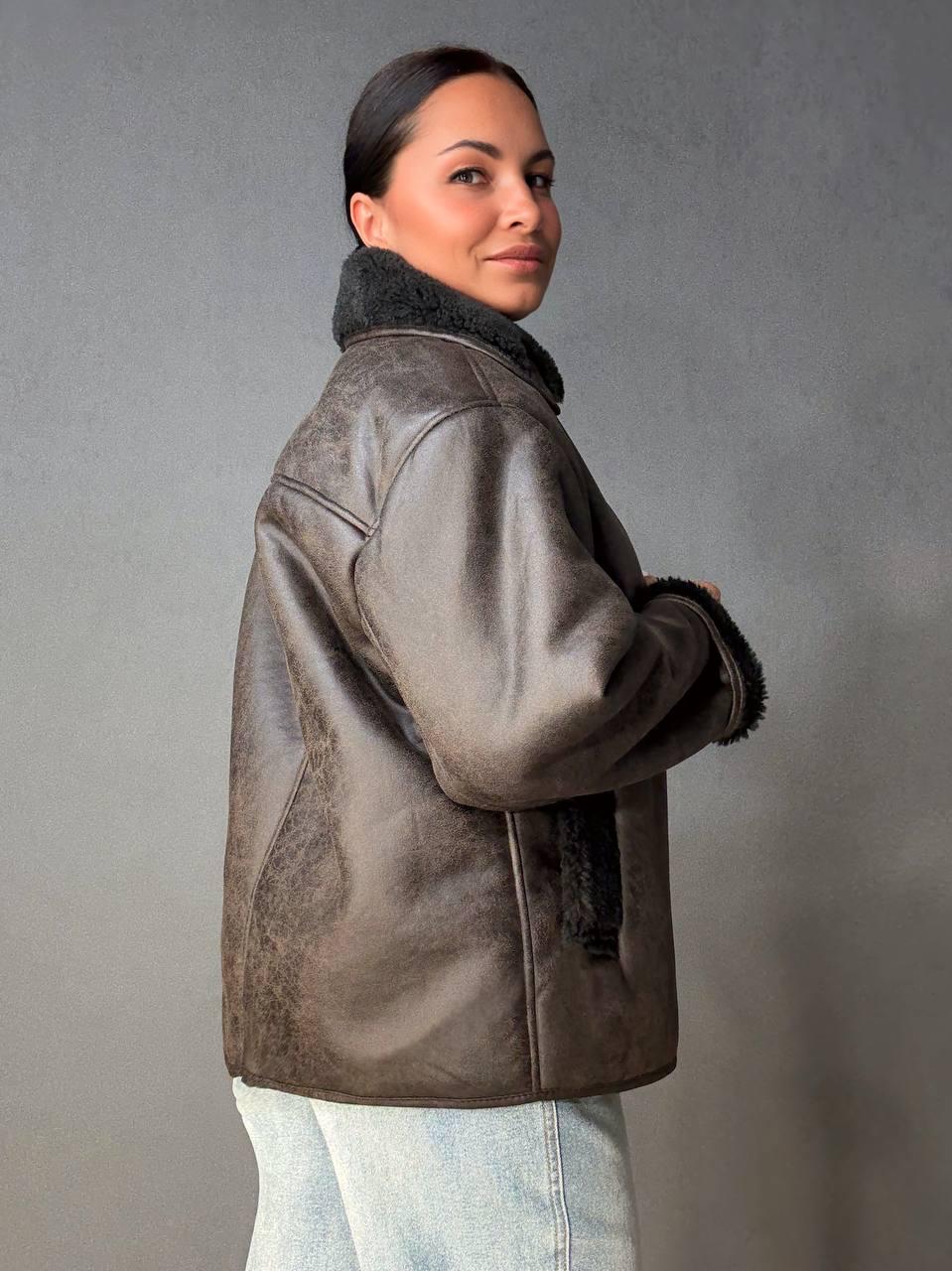 Дубленка женская Aftf Basic 242 с темным мехом на пуговицах S Коричневый (5022) - фото 8 Дубленка женская Aftf Basic 242 с темным мехом на пуговицах S Коричневый (5022) - фото 8