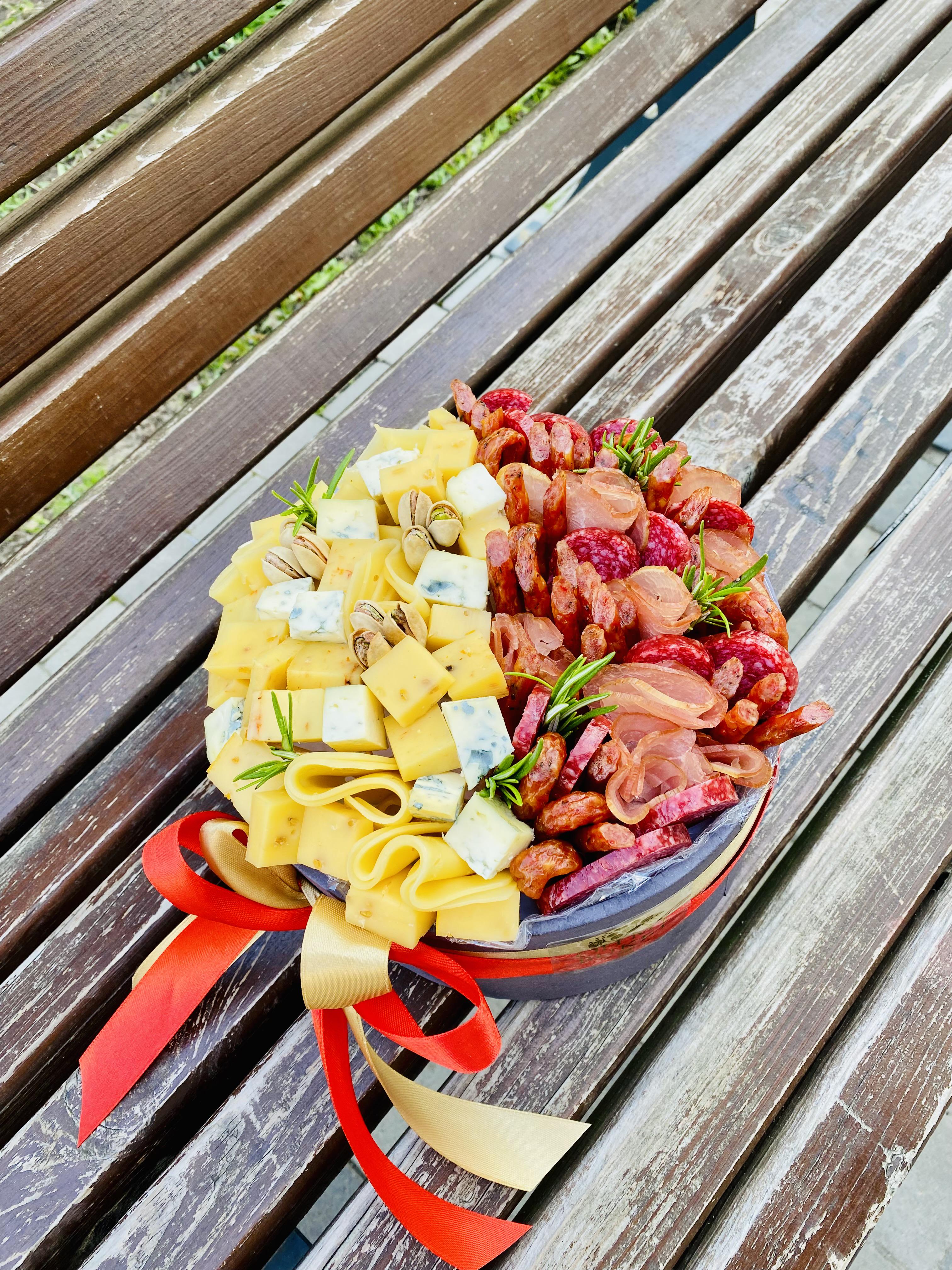 ​Подарочный бокс Ohmybuket с сырами/колбасами/орехами ø 24 см (OMB-2)