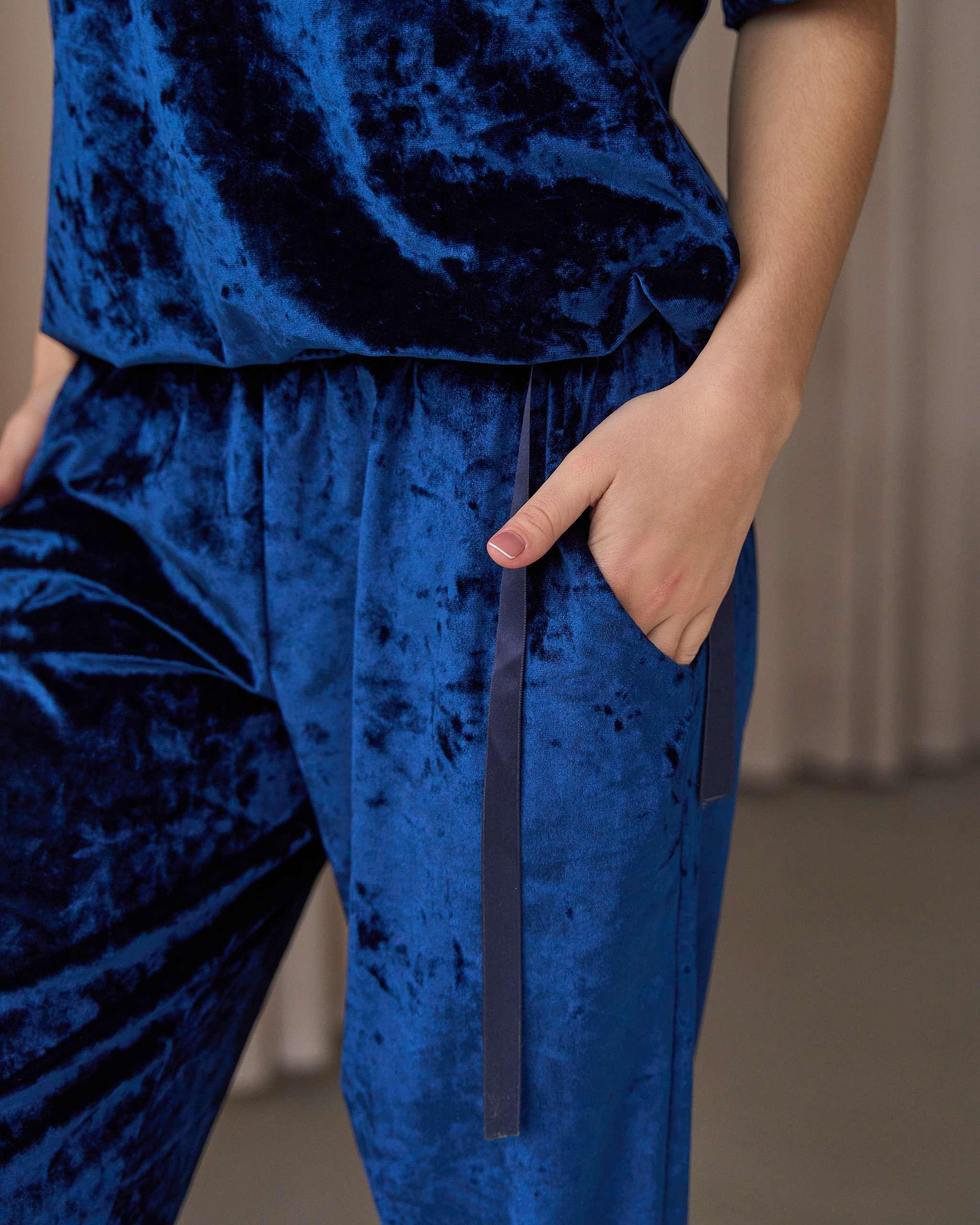 Пижама брюки и футболка на завязке мраморный велюр L Темно-синий (87124) - фото 4 Пижама брюки и футболка на завязке мраморный велюр L Темно-синий (87124) - фото 4