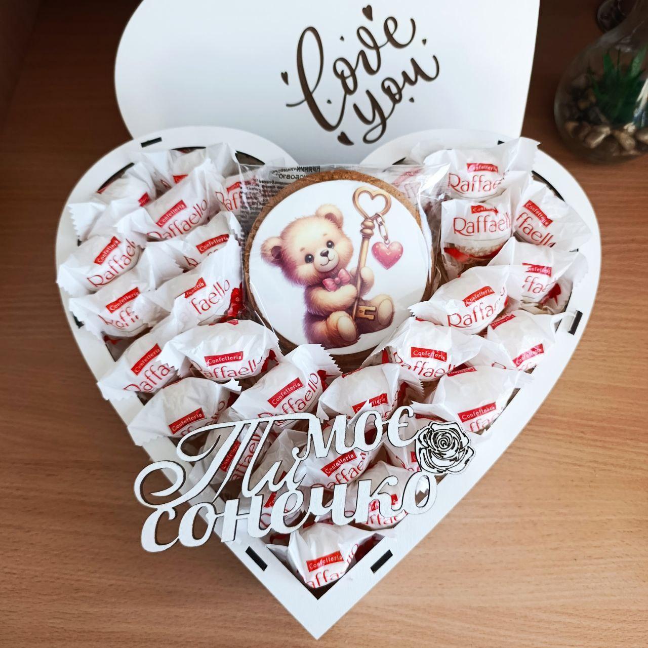 Подарунковий бокс для дівчини з цукерками Raffaello та імбирним пряником (ar358)