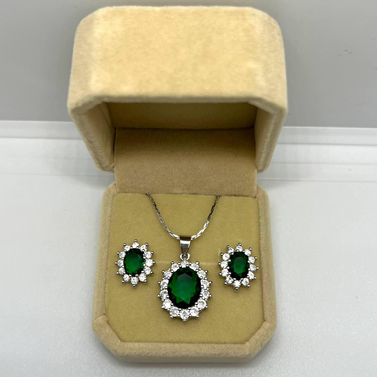 Набор украшений серьги и колье Изумруд в серебристой оправе с зелеными цирконами в подарочной коробочке (16214)
