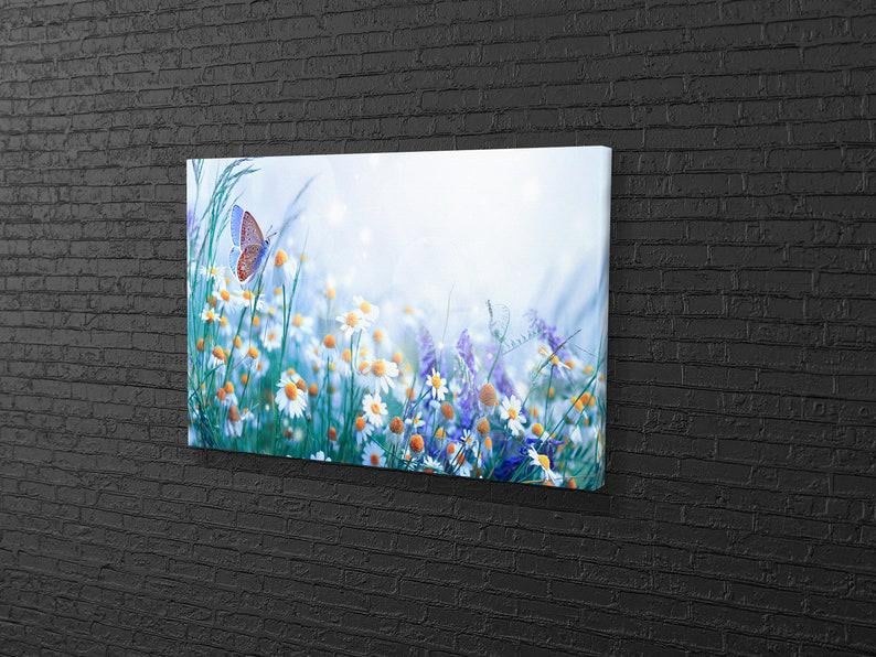 Картина для интерьера Бабочка и ромашки 51x34 см (465)