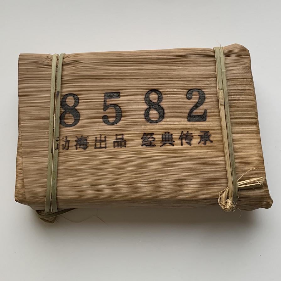 Чай Шен пуэр Мэнхай 8582 2012 года кирпич 250 г