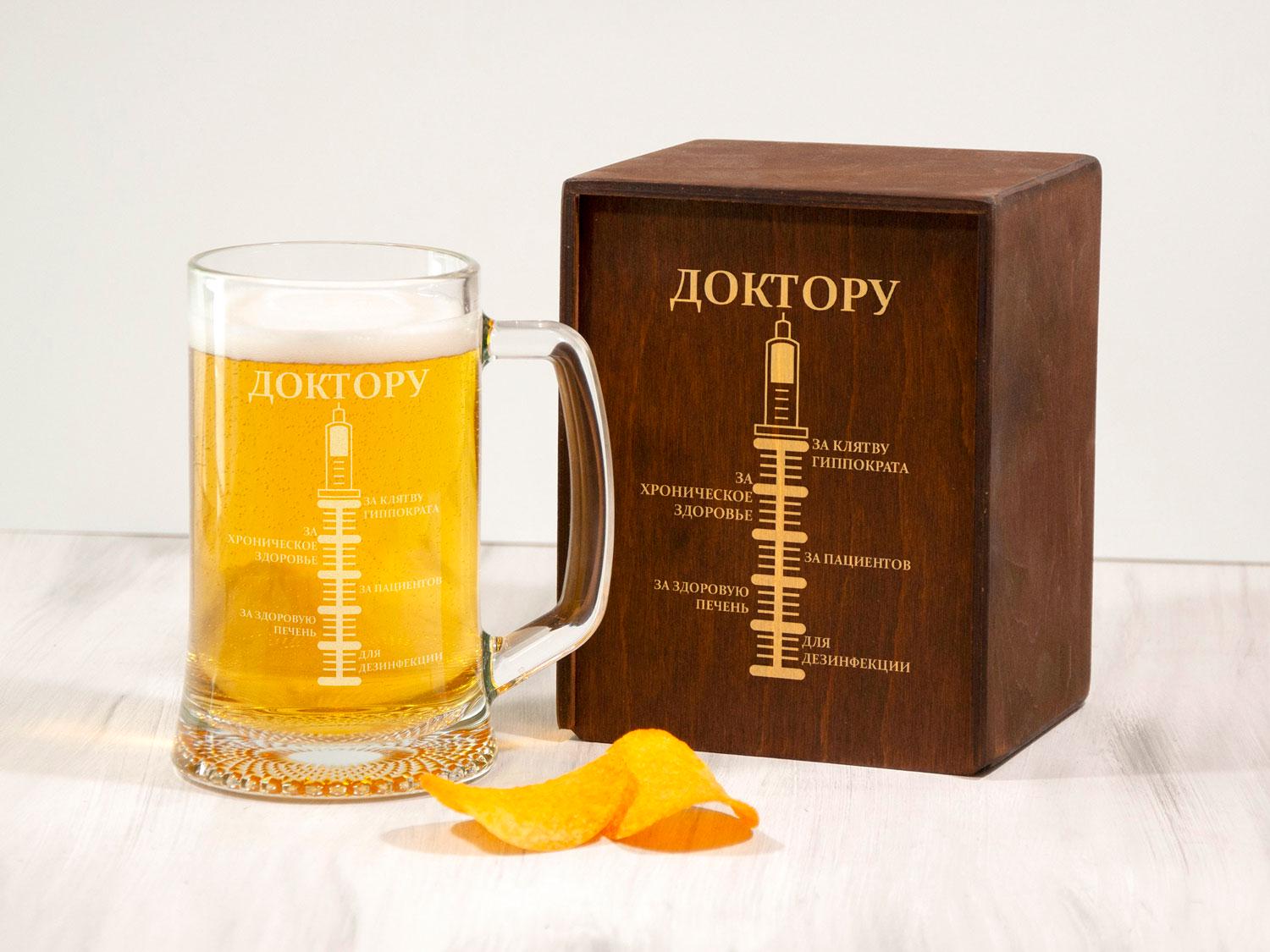 Пивная кружка Woodpresent Для настоящего врача в деревянной коробке
