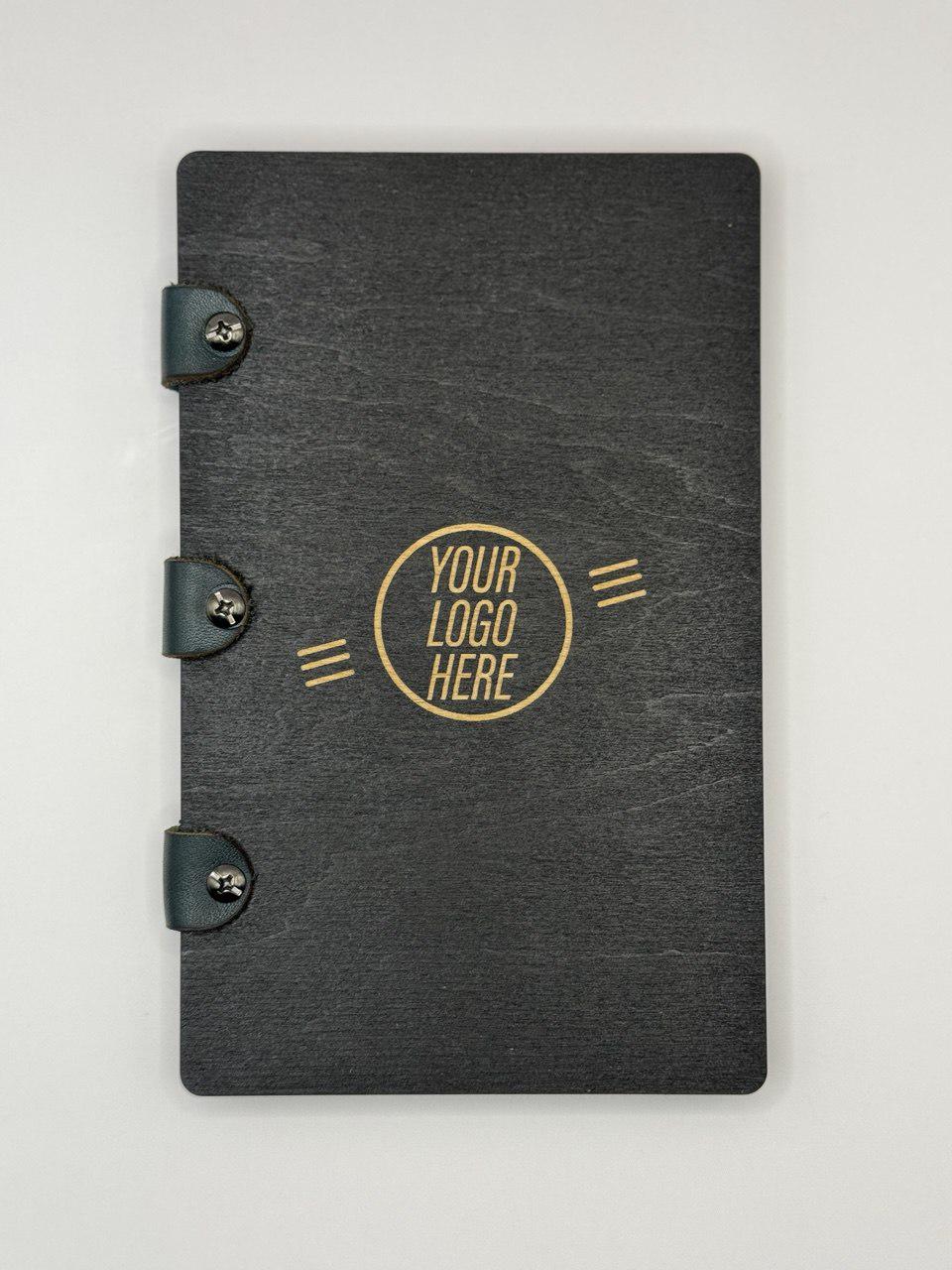 Чекбук-книжечка чорная с гравировкой логотипа деревянный (002) Чекбук-книжечка чорная с гравировкой логотипа деревянный (002)