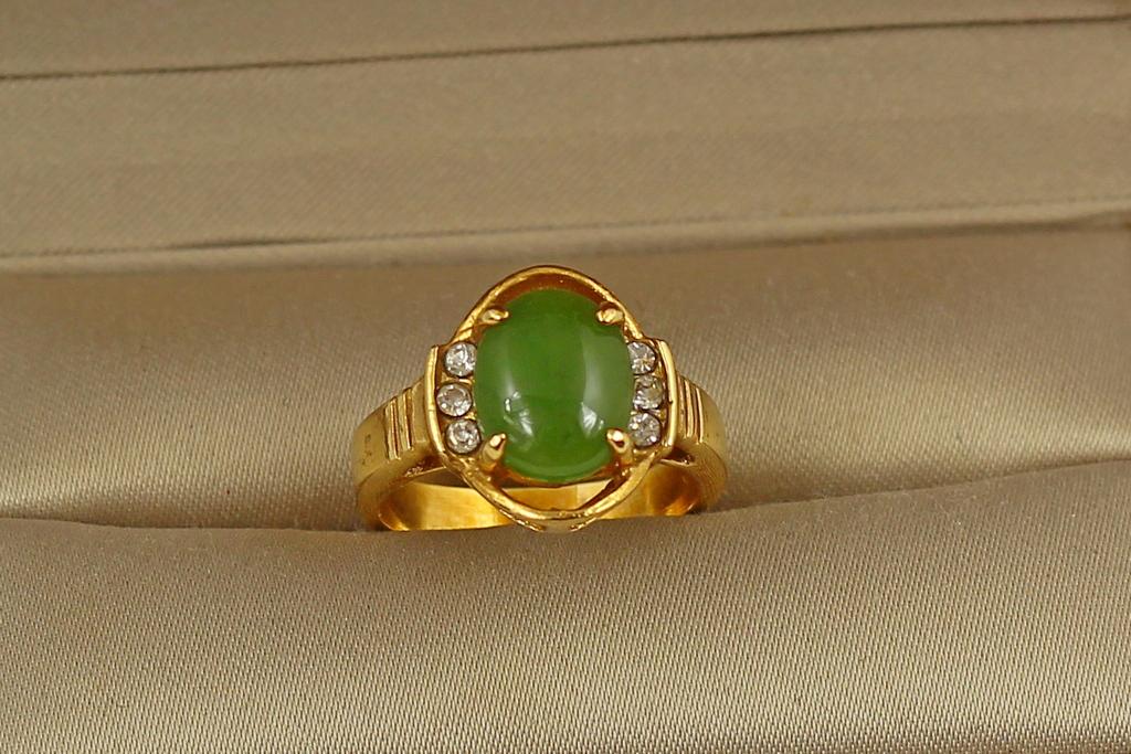 Кольцо большой камень нефрит шесть цирконов р. 17 Золотистый (30468866)