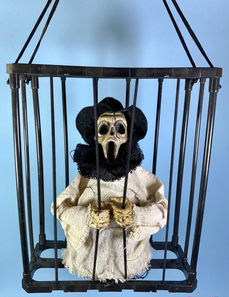 Підвісний декор на Хелловін Нежить в клітці зі звуком 28 см Білий