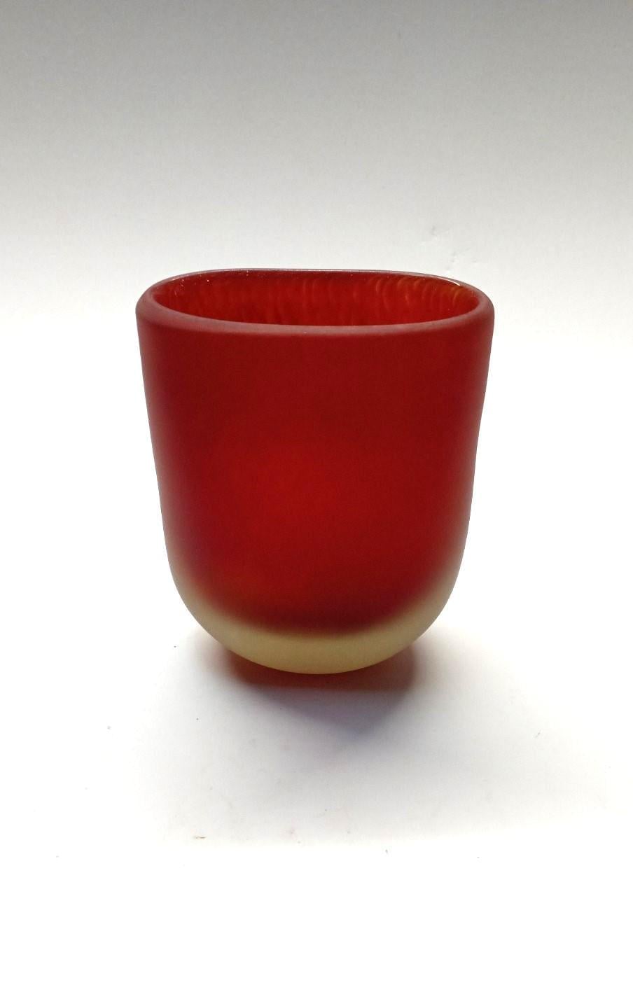 Ваза стеклянная Гутняр 13х6х10 см Красный матовый