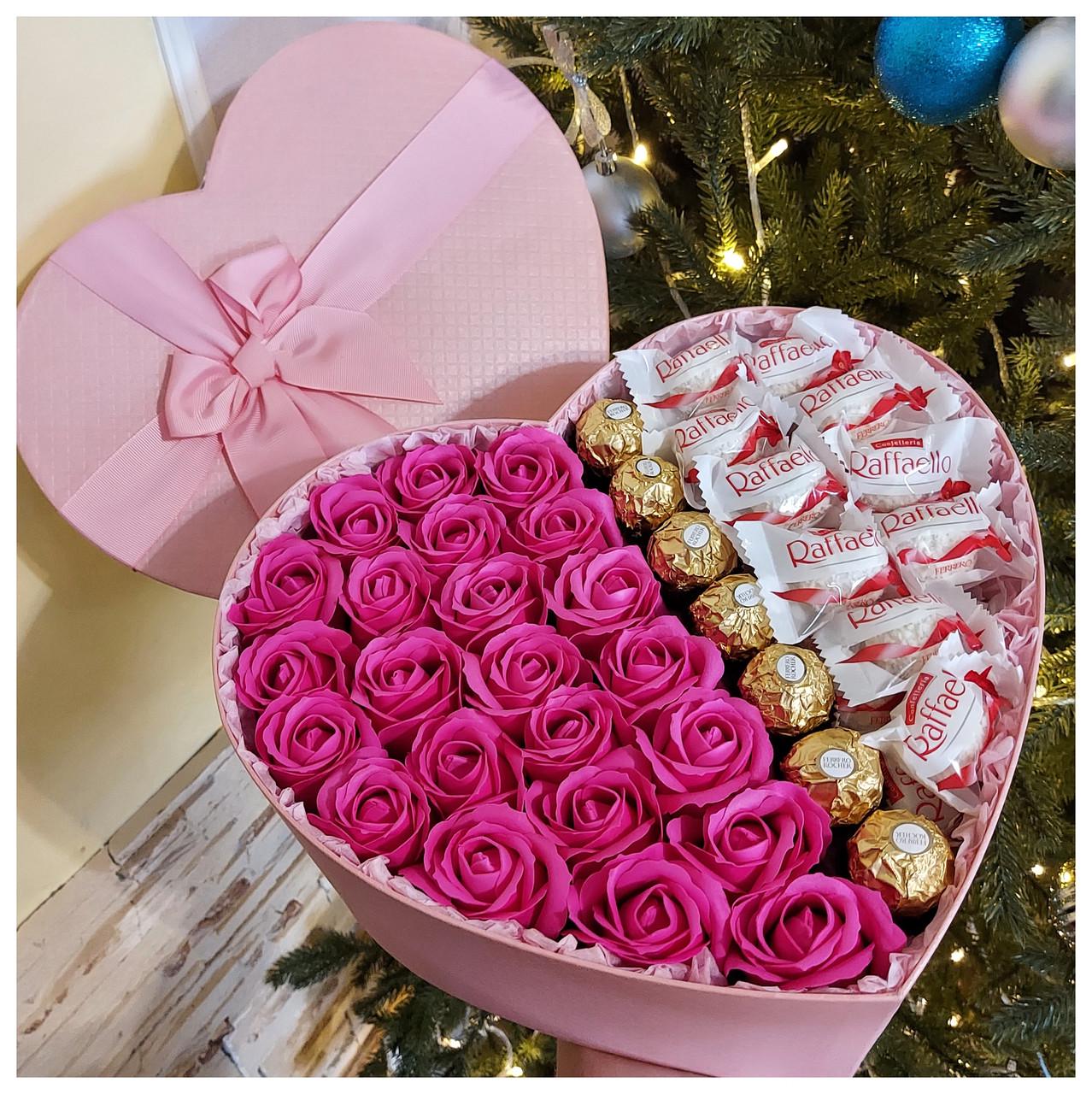 Подарунковий бокс у формі серця з трояндами з мила та солодощам рожеві квіти 23 шт. (1746171298) - фото 3