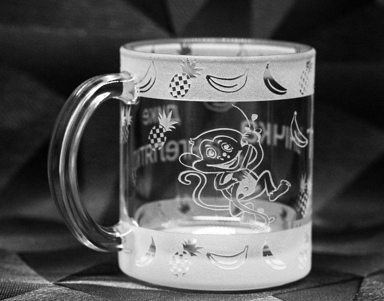 Подарункова чашка дитяча з гравіюванням Мавпочка іменна 320 мл (2429172391)