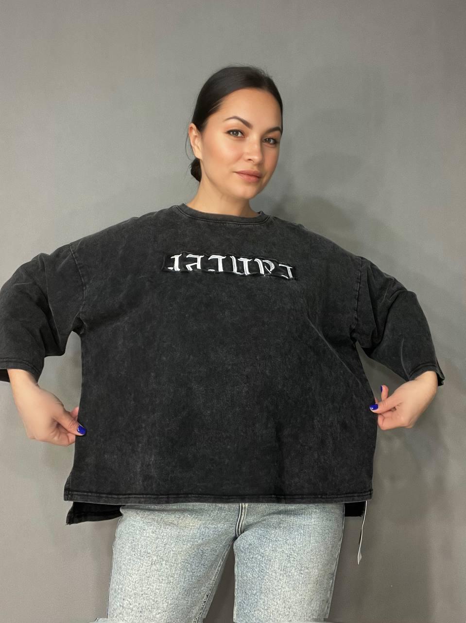 Футболка женская A-N 26029 широкая вареная тай дай длинный рукав 3\4 с вышивкой впереди OS Черный (4016) - фото 7 Футболка женская A-N 26029 широкая вареная тай дай длинный рукав 3\4 с вышивкой впереди OS Черный (4016) - фото 7