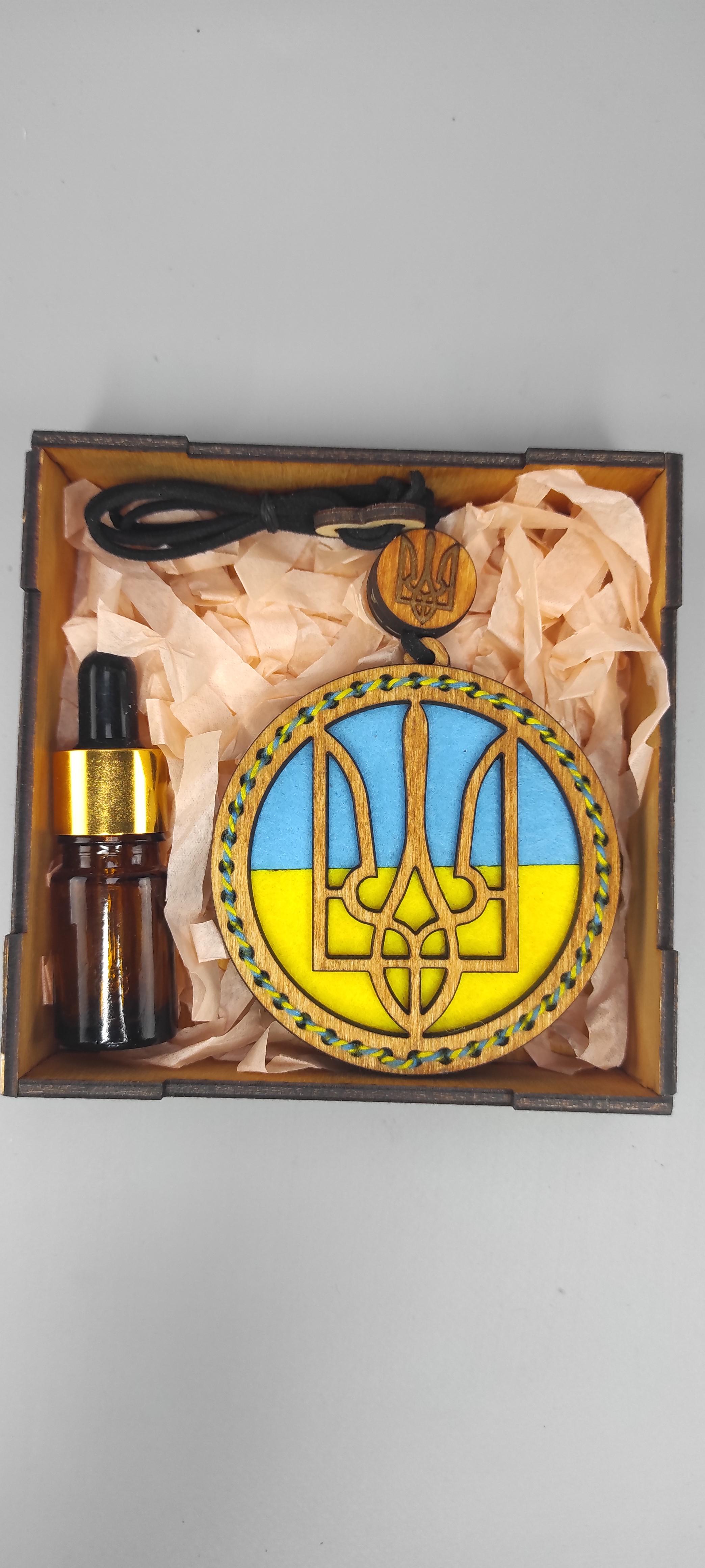 Ароматизатор из дерева в машину с логотипом Skoda Дикие ягоды и подарочный бокс - фото 4 Ароматизатор из дерева в машину с логотипом Skoda Дикие ягоды и подарочный бокс - фото 4