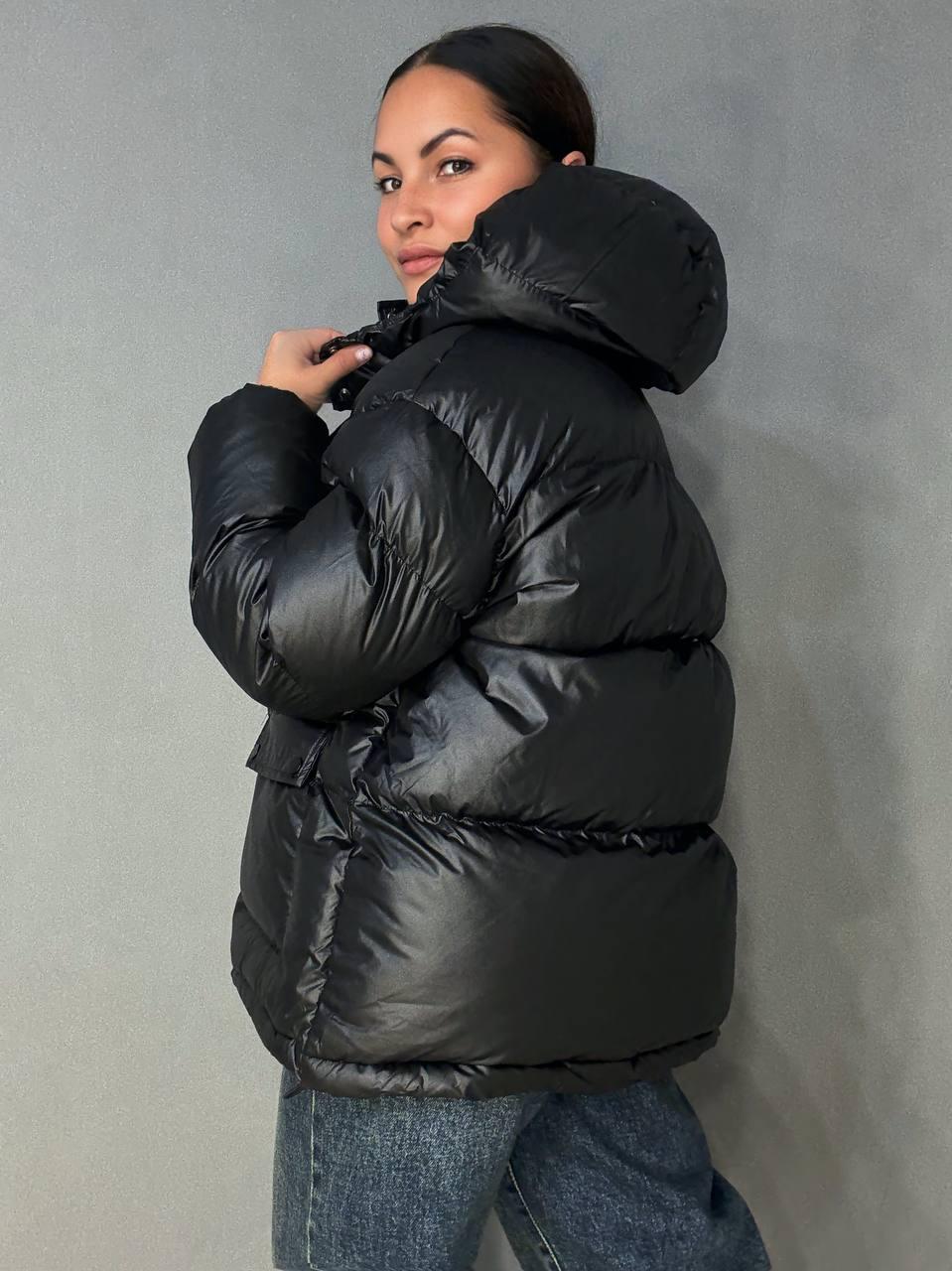 Куртка женская A-N 30046 глянцевая пуффер удлиненная с капюшоном S/M Черный (5894) - фото 6