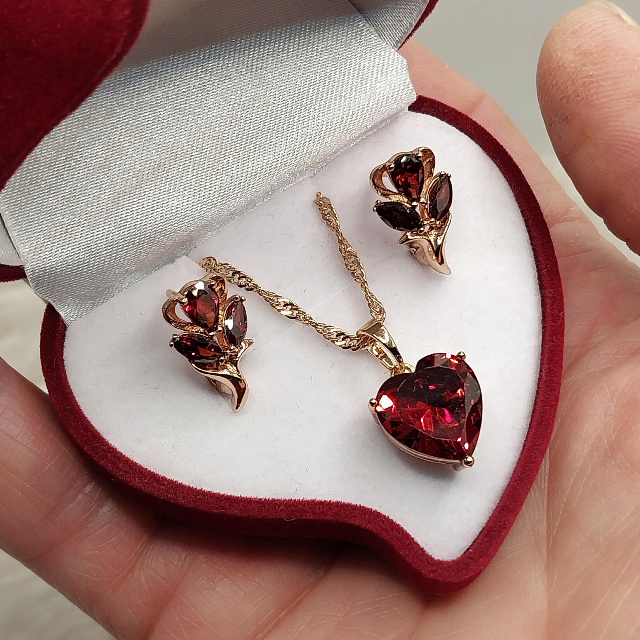 Набір прикрас сережки та кольє з цирконами сяйво рубінів у золоті ювелірний сплав (77132726) - фото 5 Набір прикрас сережки та кольє з цирконами сяйво рубінів у золоті ювелірний сплав (77132726) - фото 5