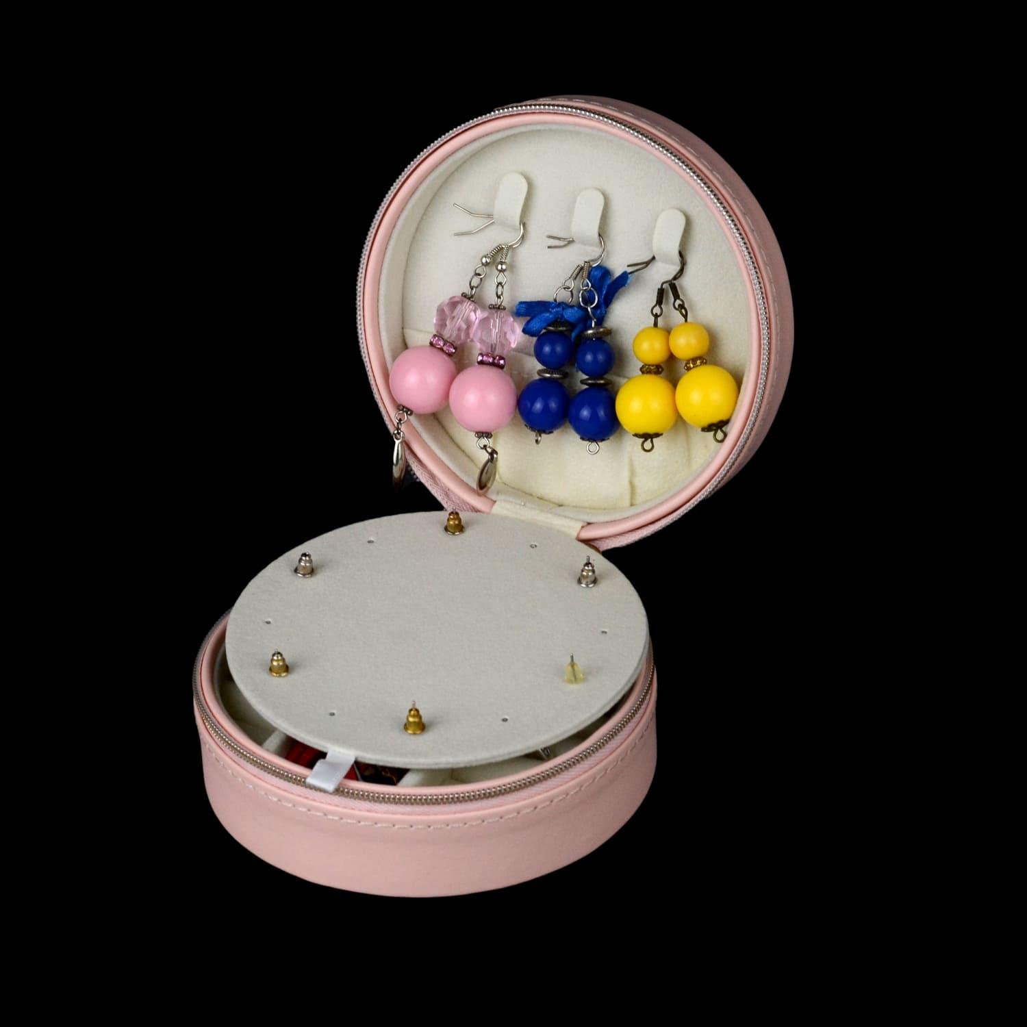 Шкатулка для украшений круглая с зеркальцем на молнии 11х5 см Пудровый (ШДД-19-3) - фото 5 Шкатулка для украшений круглая с зеркальцем на молнии 11х5 см Пудровый (ШДД-19-3) - фото 5