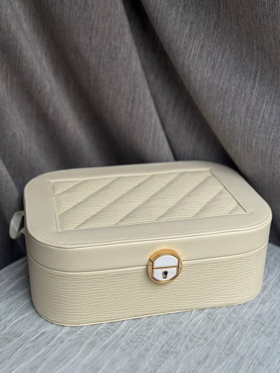 Шкатулка-органайзер для украшений YIWU HP-5-1BE экокожа с замком 26х18х9,5 см Молочный