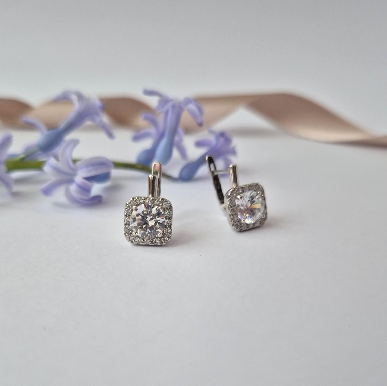 Серьги с белыми камнями серебро 925 пробы родированное 3,95 г (82088б)