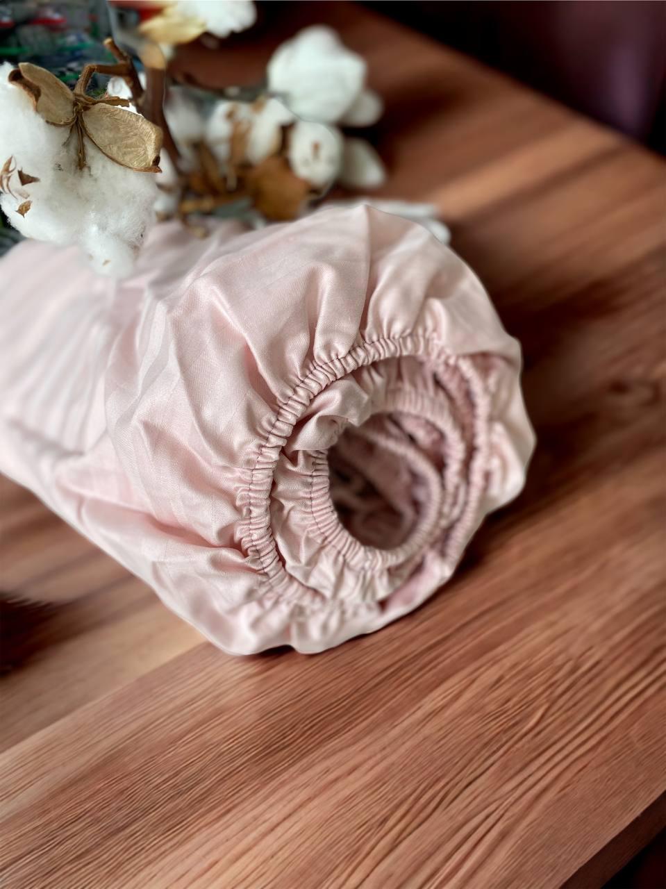 Простынь на резинке Текстилія страйп-сатин 140х200 см Пудровый (01021111) - фото 1 Простынь на резинке Текстилія страйп-сатин 140х200 см Пудровый (01021111) - фото 1