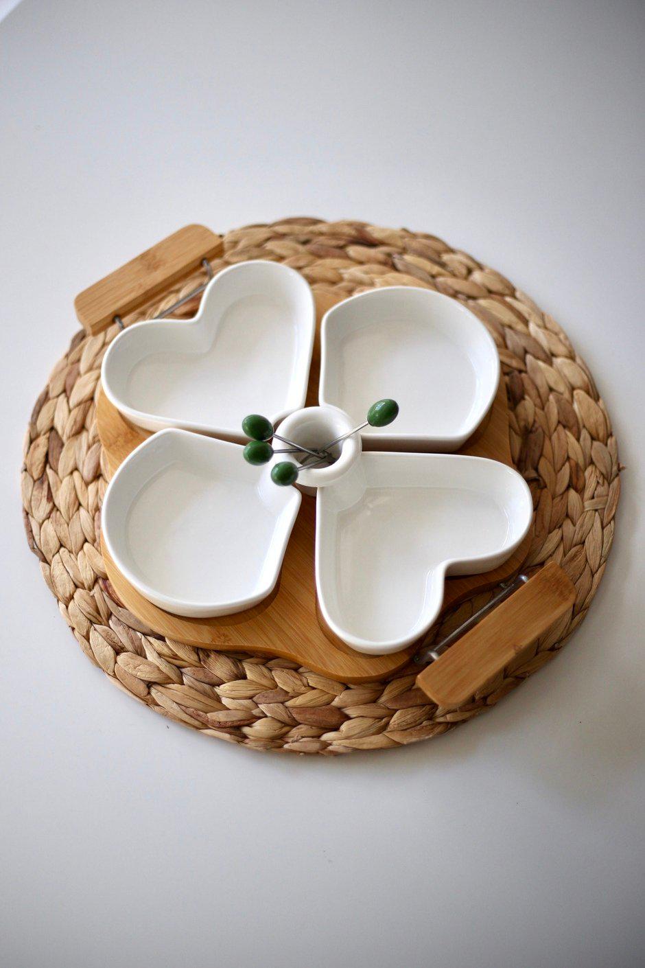 Менажница Серце керамическая на деревянной подставке со шпажками 26 см Белый (00000010201) - фото 3 Менажница Серце керамическая на деревянной подставке со шпажками 26 см Белый (00000010201) - фото 3