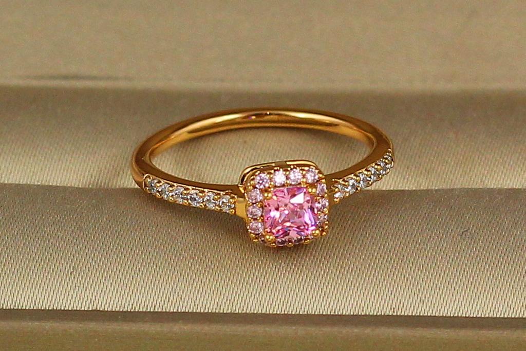 Кольцо Xuping Jewelry розовый квадратный фианит в ободке из камешков р. 18 Золотистый (1805735276 31107257)