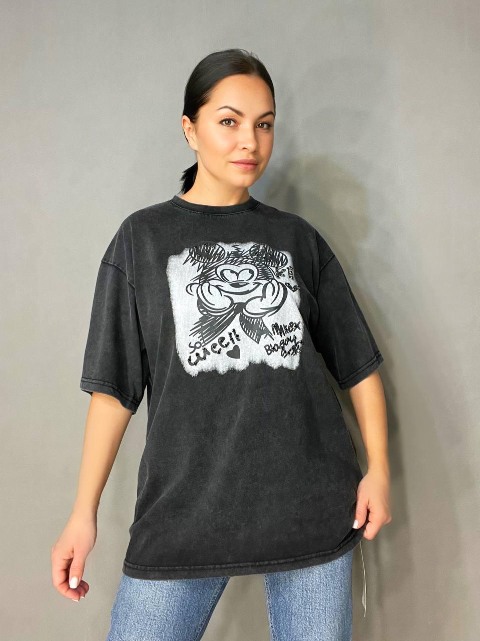 Футболка женская A-N 25008 оверсайз удлиненная вареная тай дай принт Микки маус впереди с камушками OS Черный (3444)
