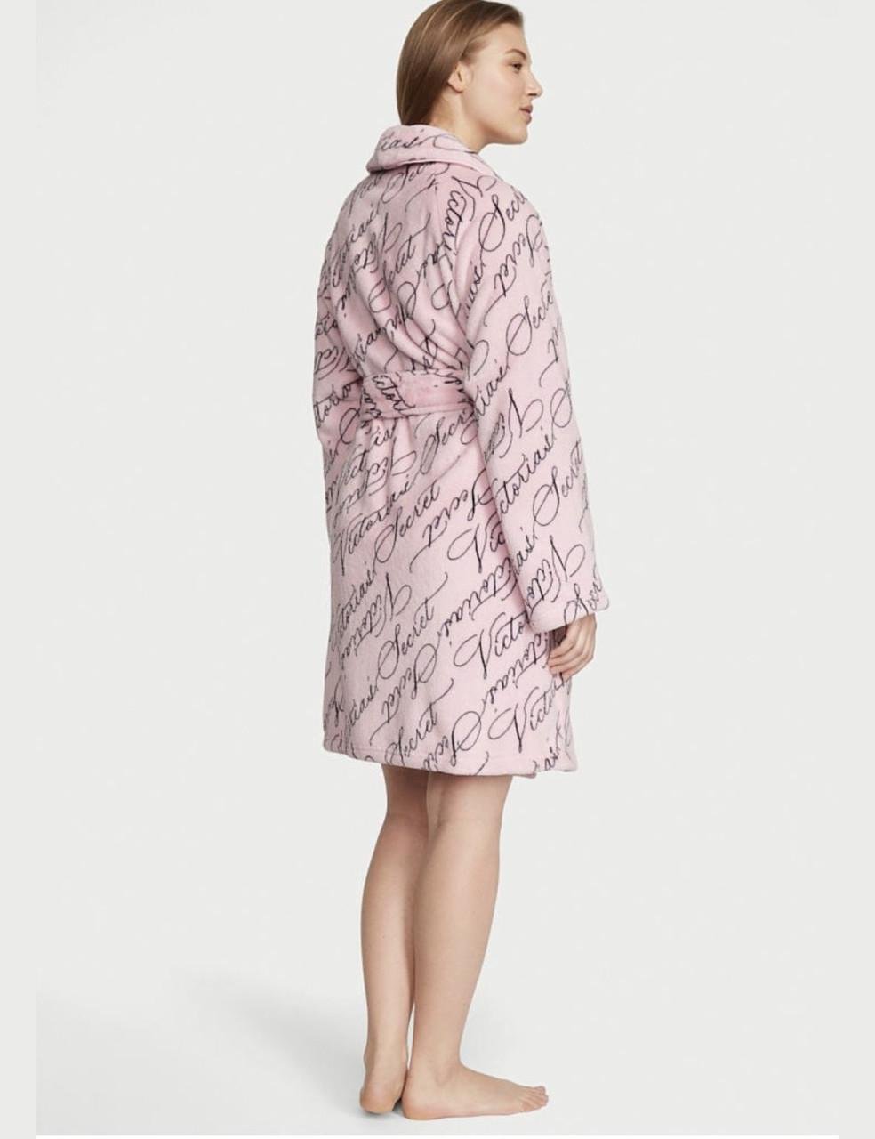 Халат женский плюшевый Victoria's Secret Logo Short Cozy Robe с надписями XS/S Розовый (2816316899) - фото 2