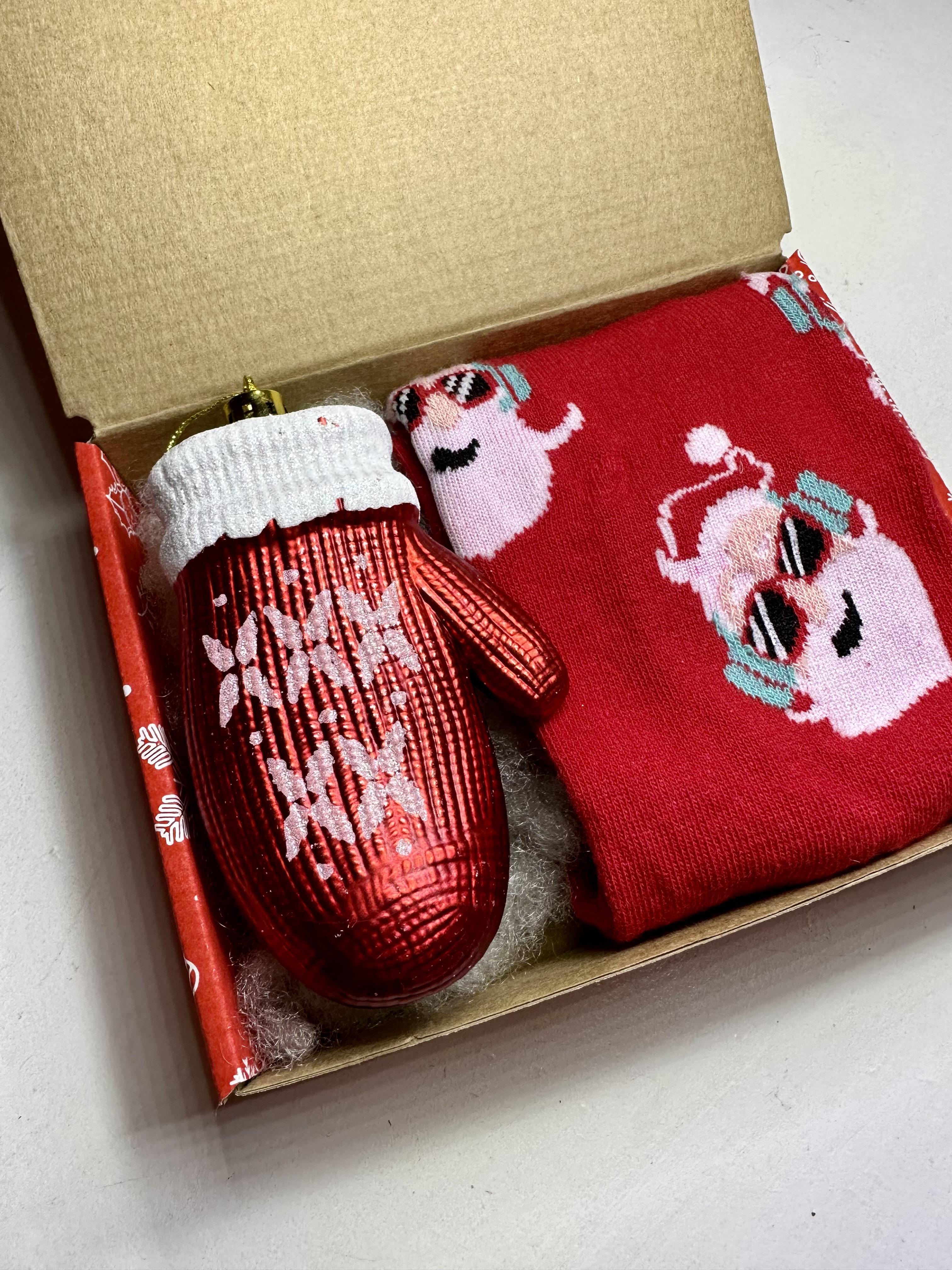 Подарунковий бокс з новорічними шкарпетками і іграшкою (13479880) - фото 4