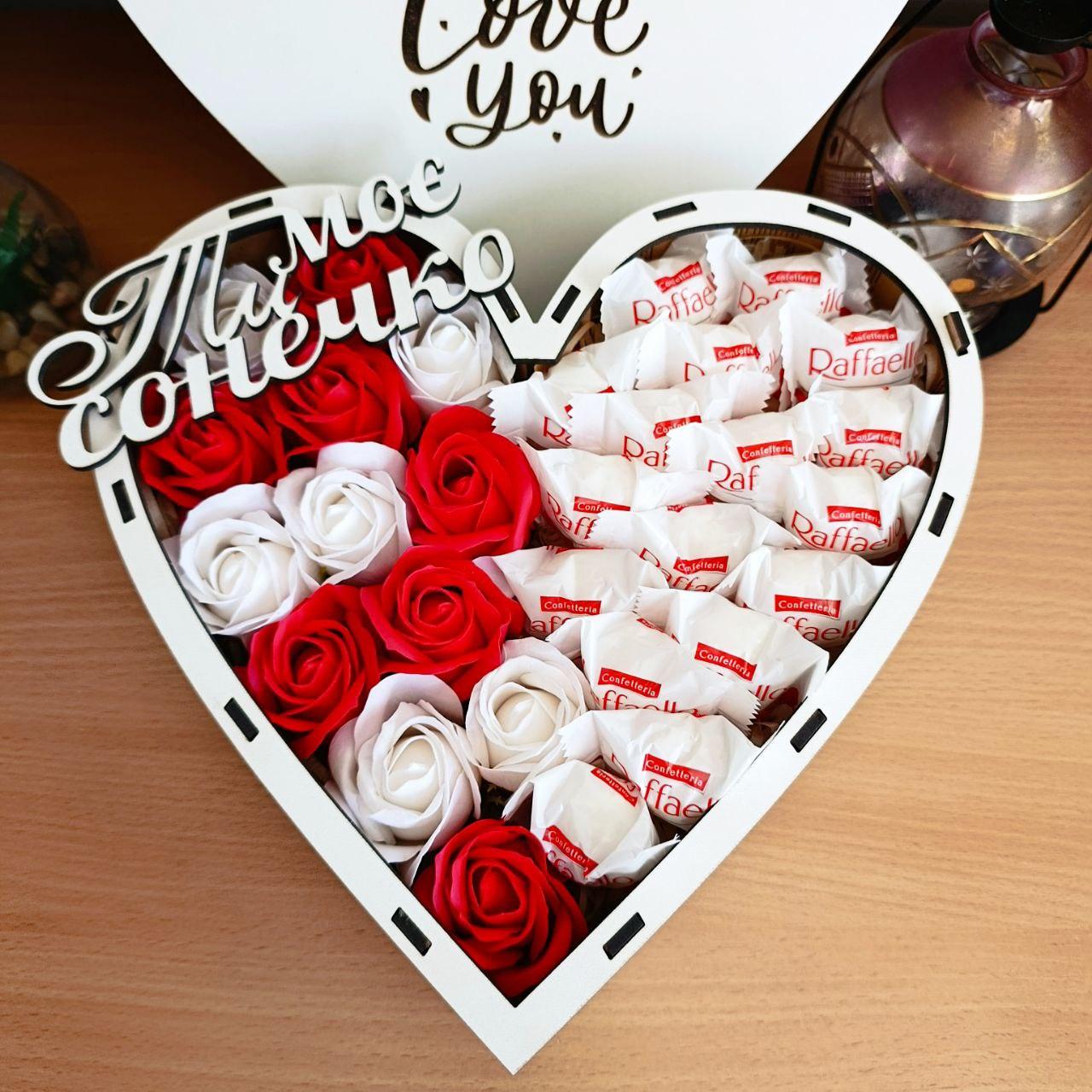 Бокс с конфетами Raffaello и розами для девушки на день влюбленных/8 марта/день рождения (ar251)