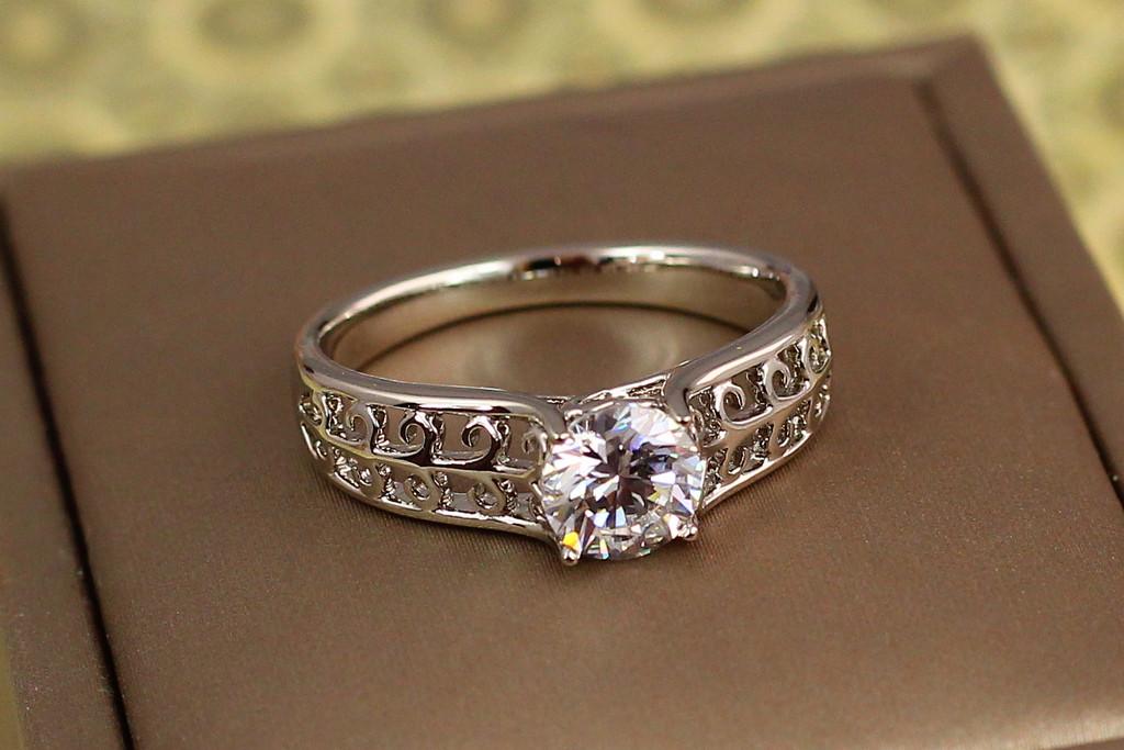 Кольцо Xuping Jewelry Лиана с белым камнем р. 18 Серебристый