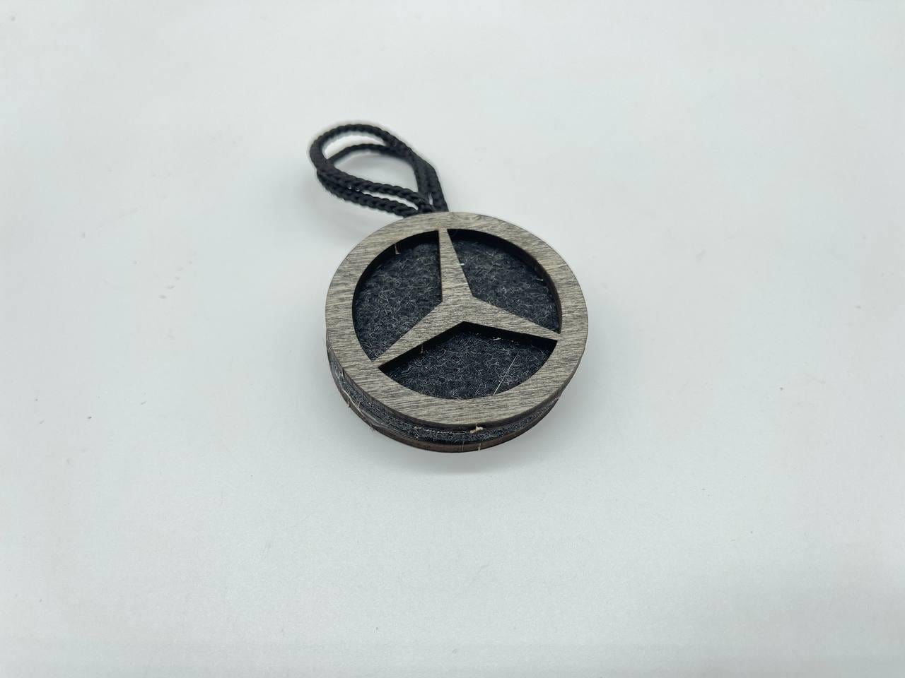 Ароматизатор в машину с логотипом Mercedes-Benz дерево/фетр ручной работы (AR-112)