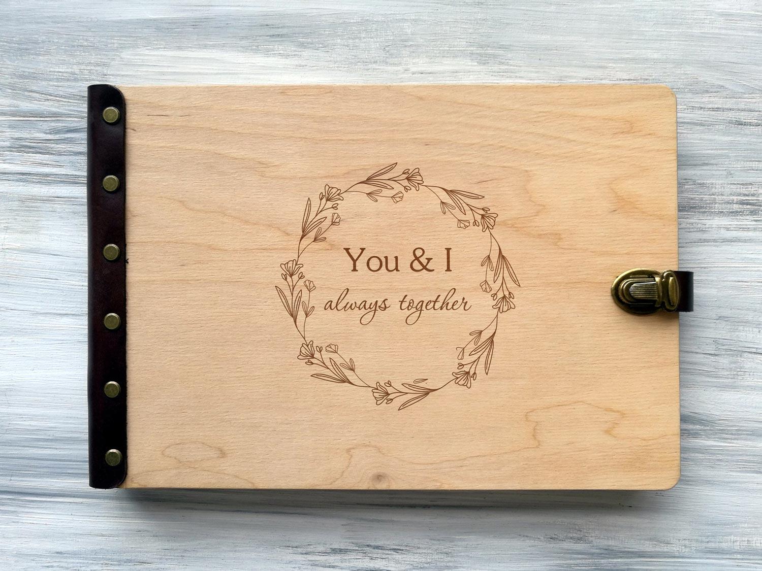 Альбом для сімейних фотографій дерев'яний з гравіюванням 40 аркушів Світле дерево