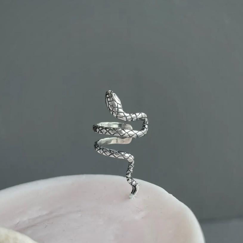 Серьга каффа Змейка без камней из серебра покрыто родием 925 проба 1,40 г (557р)
