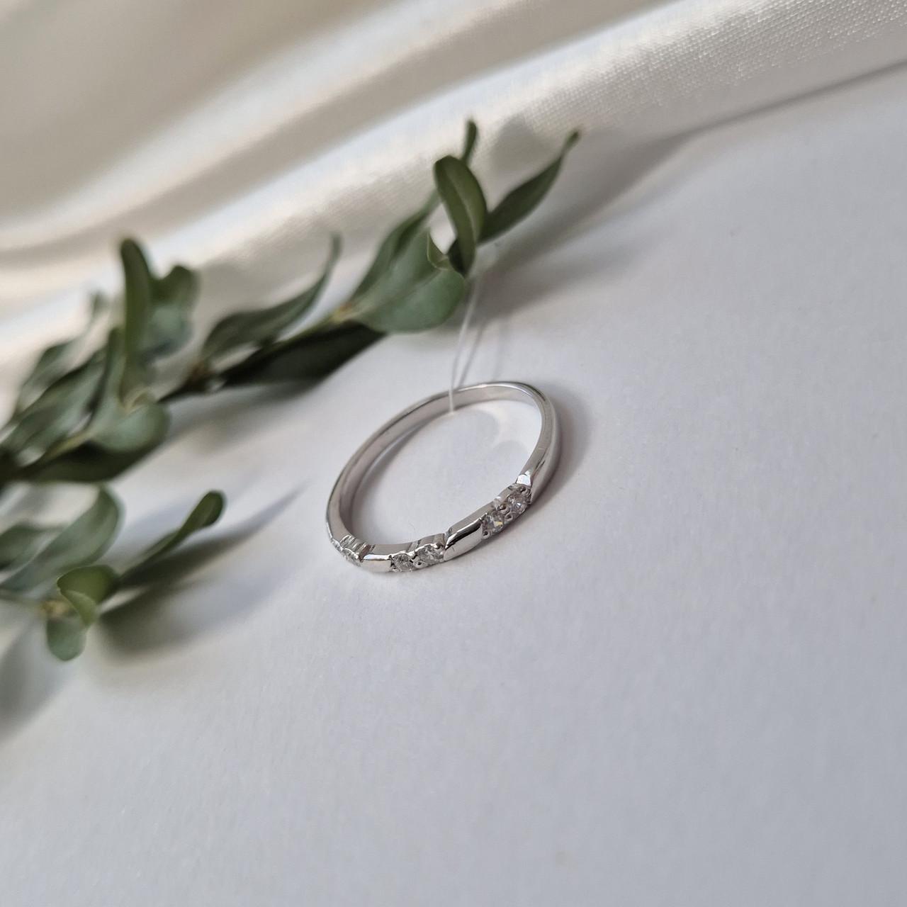 Каблучка доріжка із білими каменями срібло 925 проби родоване 1,30 г р. 18,5 (4042р) - фото 5