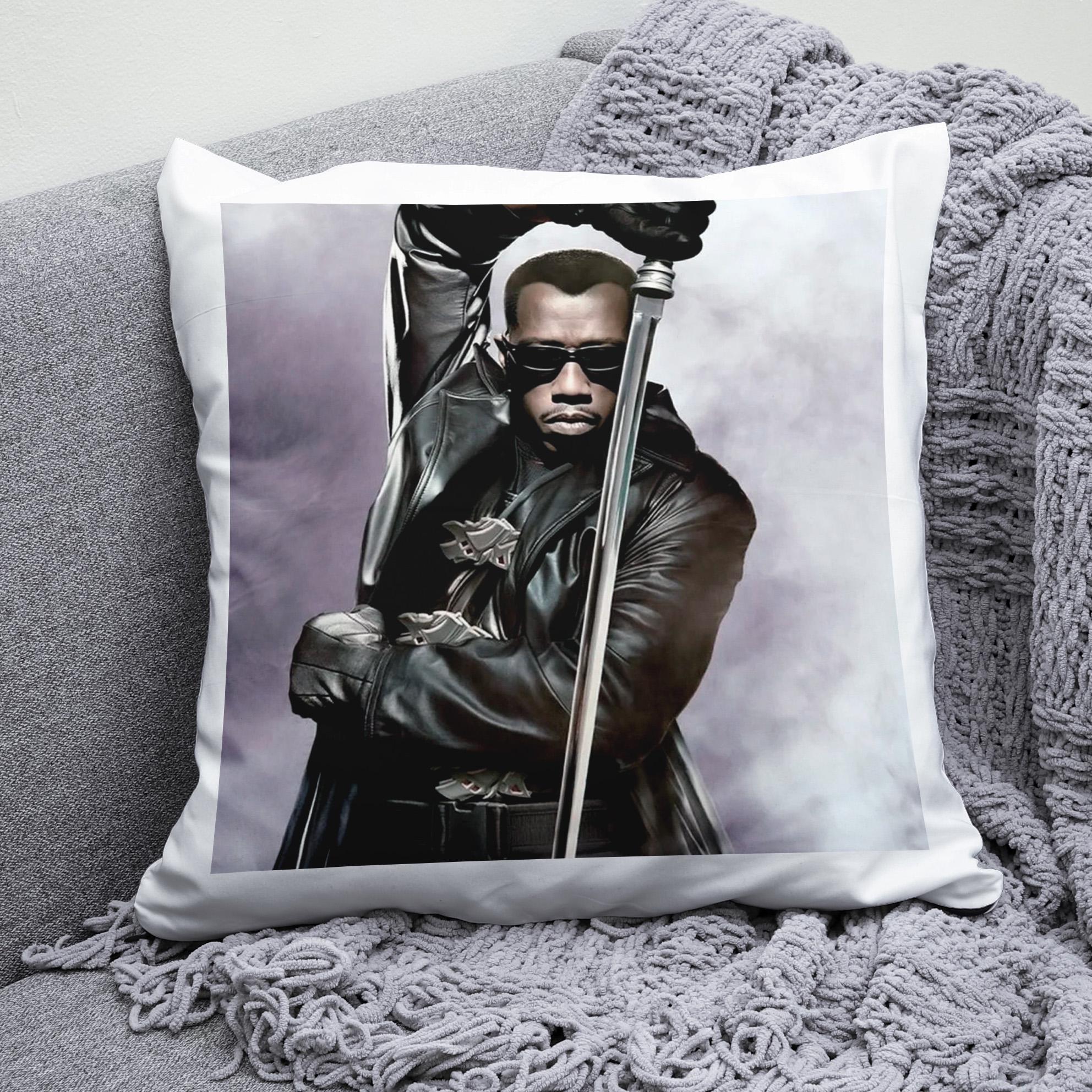 Плюшевая подушка квадрат с принтом Blade