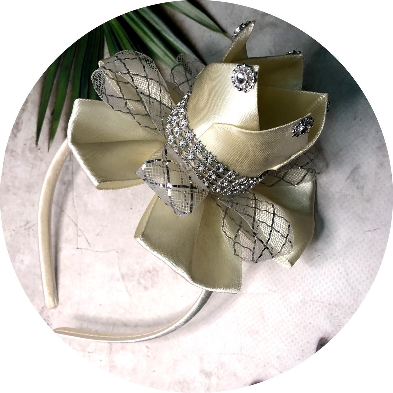 Корона из атласной ленты на обруче Молочный (852763)