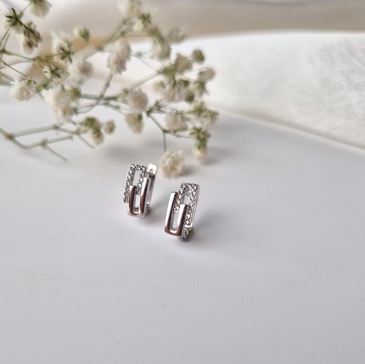Серьги с белыми камнями серебро 925 пробы родированное 1,60 г (56291р)