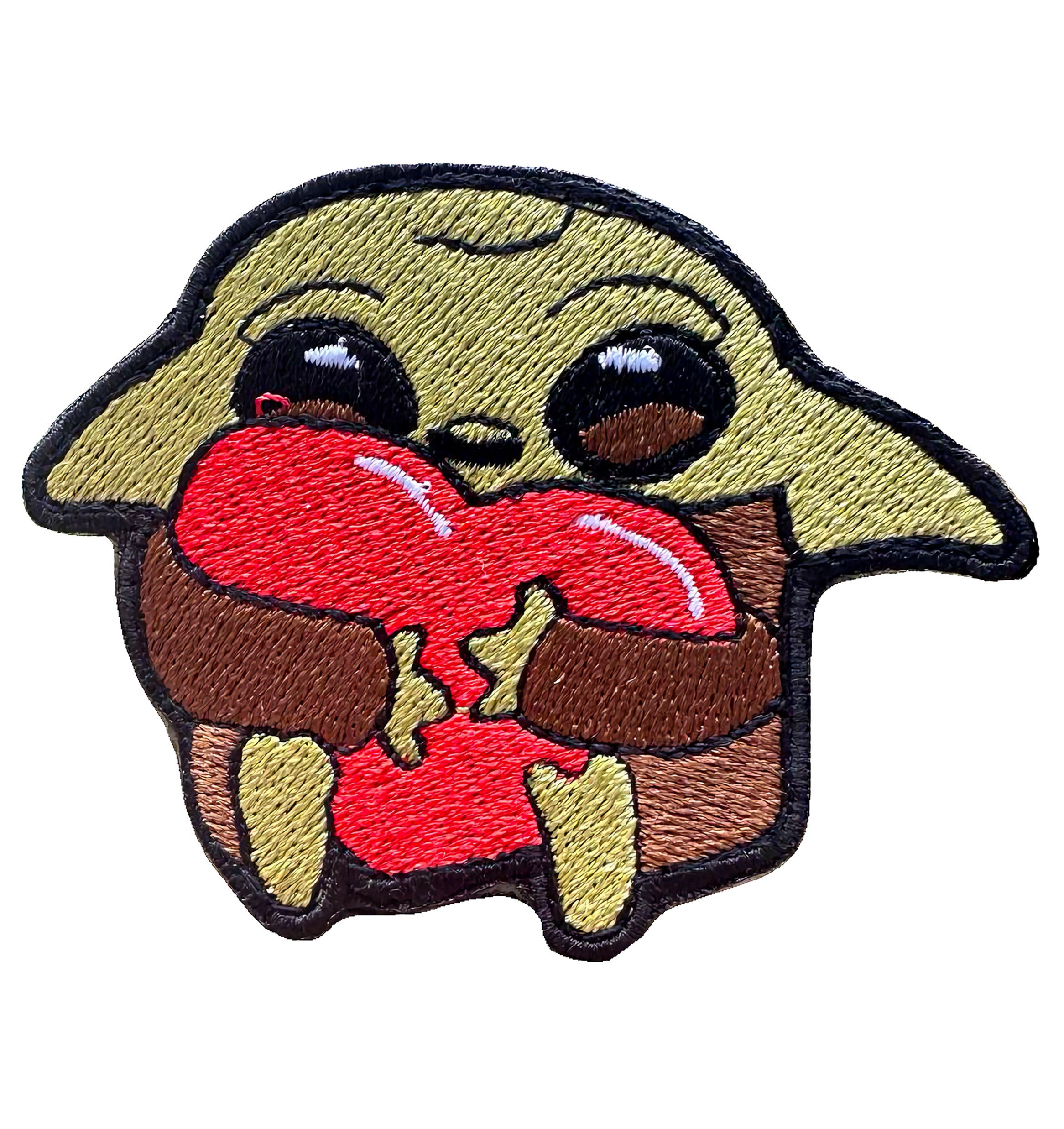 Шеврон вышитый Беби-Йода с сердцем фигурный на липучке Разноцветный (BABYYODASERCE)