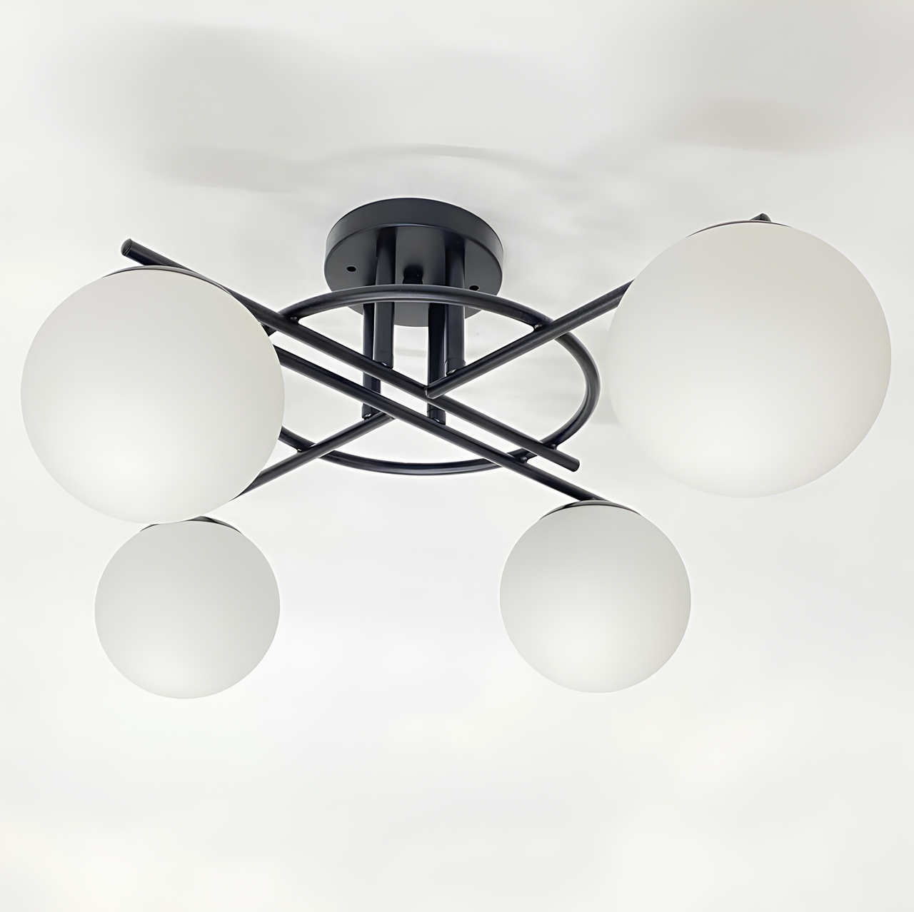Люстра Valeso на четыре плафона в форме сферы под лампу Е27 Черный/Белый (91182/4)