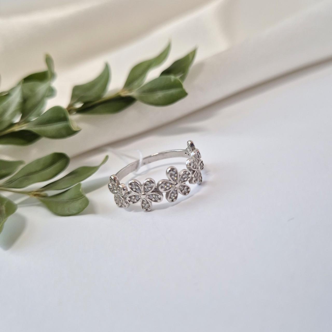 Кольцо ромашки с белыми камнями серебро 925 пробы родированное 2,43 г р. 17,5 (81060б)