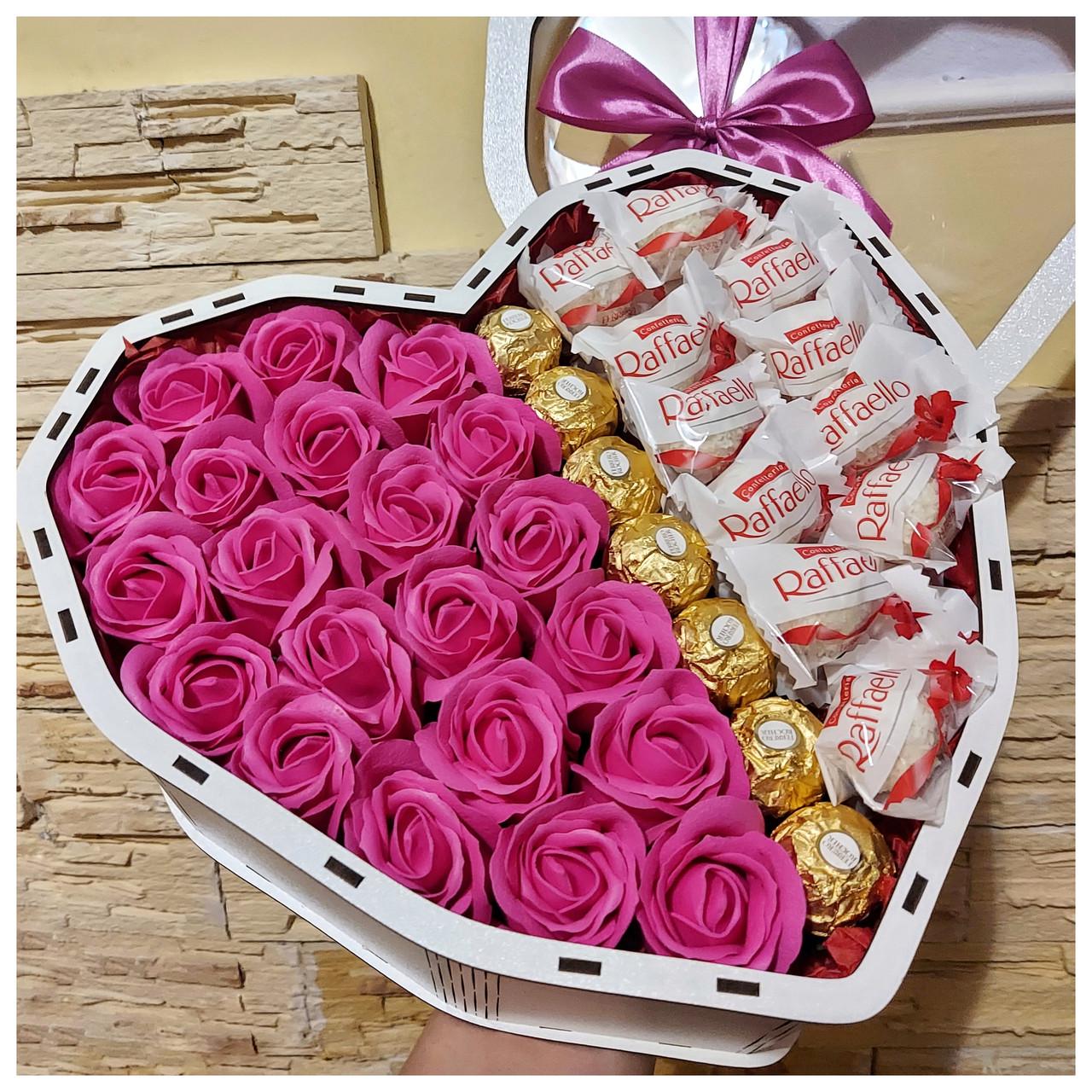 Подарунковий бокс з солодощами та трояндами з мила троянди 23 шт. Рожевий (1671792543) - фото 2