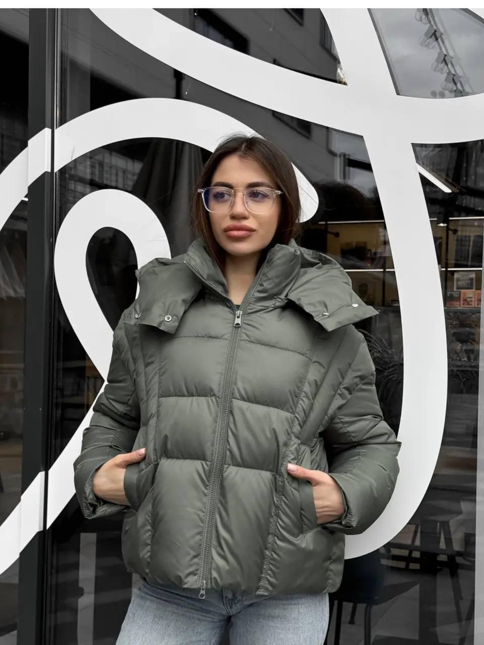 Пуховик жіночий зимовий D&V Coture DV-009 р. 46 Оливковий (29175868) - фото 1 Пуховик жіночий зимовий D&V Coture DV-009 р. 46 Оливковий (29175868) - фото 1