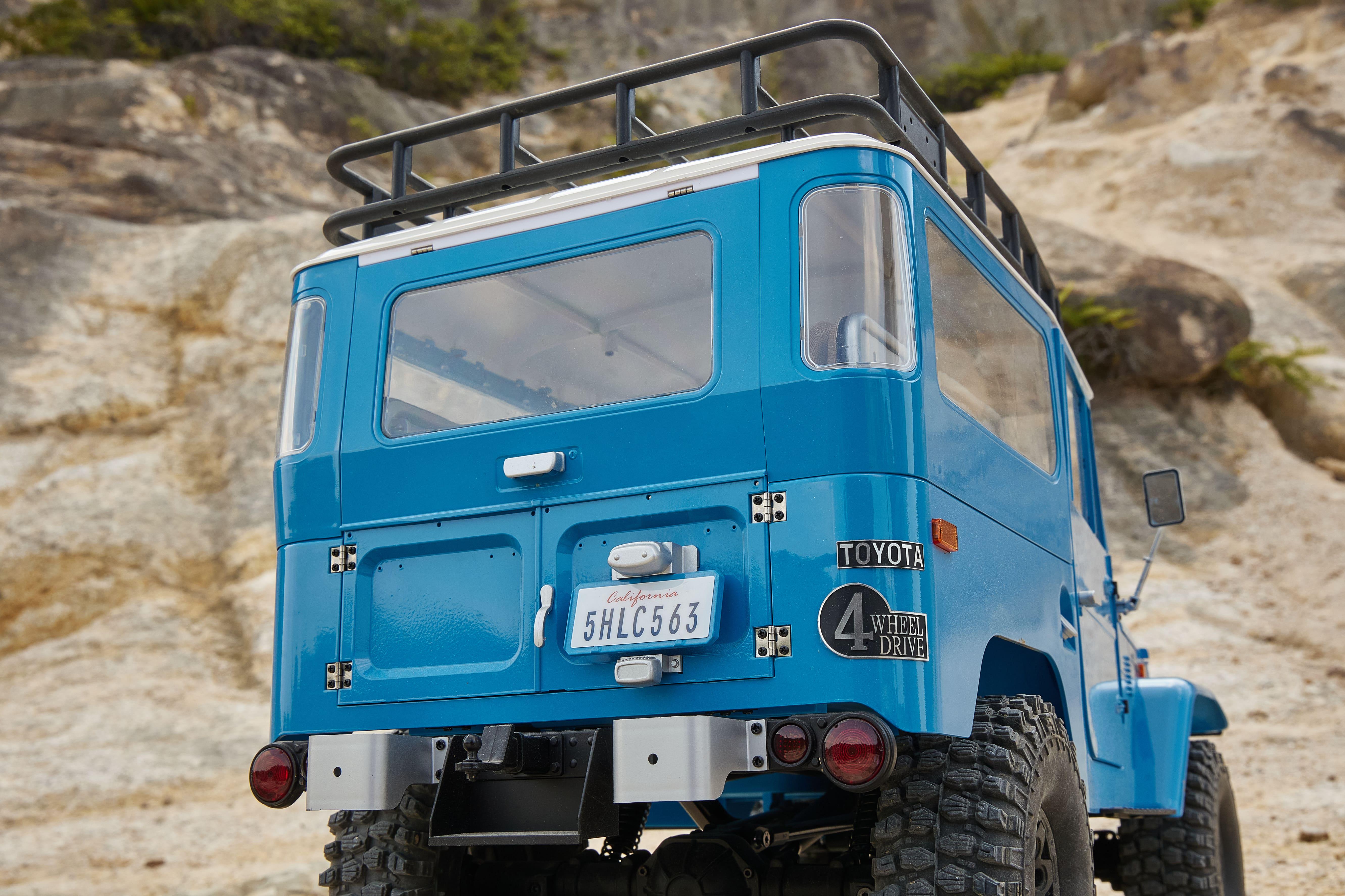 Машинка на радиоуправлении FMS 1:10 Toyota Land Cruiser FJ40 RS Blue - фото 15 Машинка на радиоуправлении FMS 1:10 Toyota Land Cruiser FJ40 RS Blue - фото 15