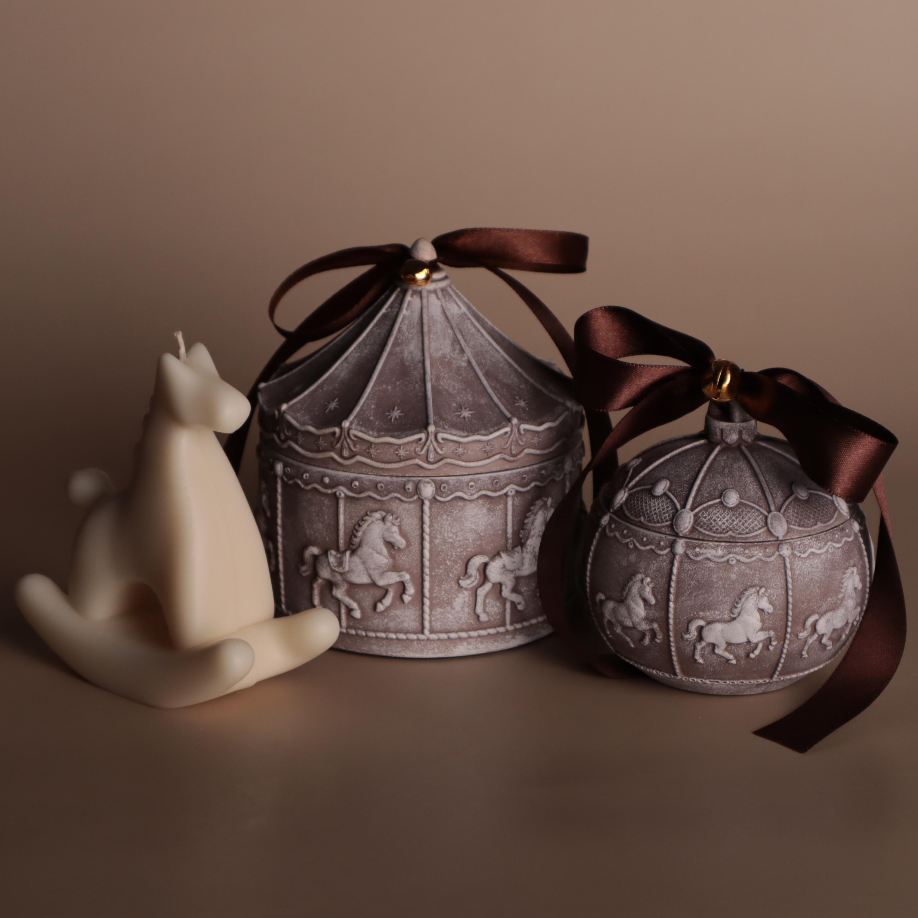 Подарунковий набір аромасвічок Wax Harmony Ваніль Карусель/Новорічна куля Коники та Коник Коричневий (300531)