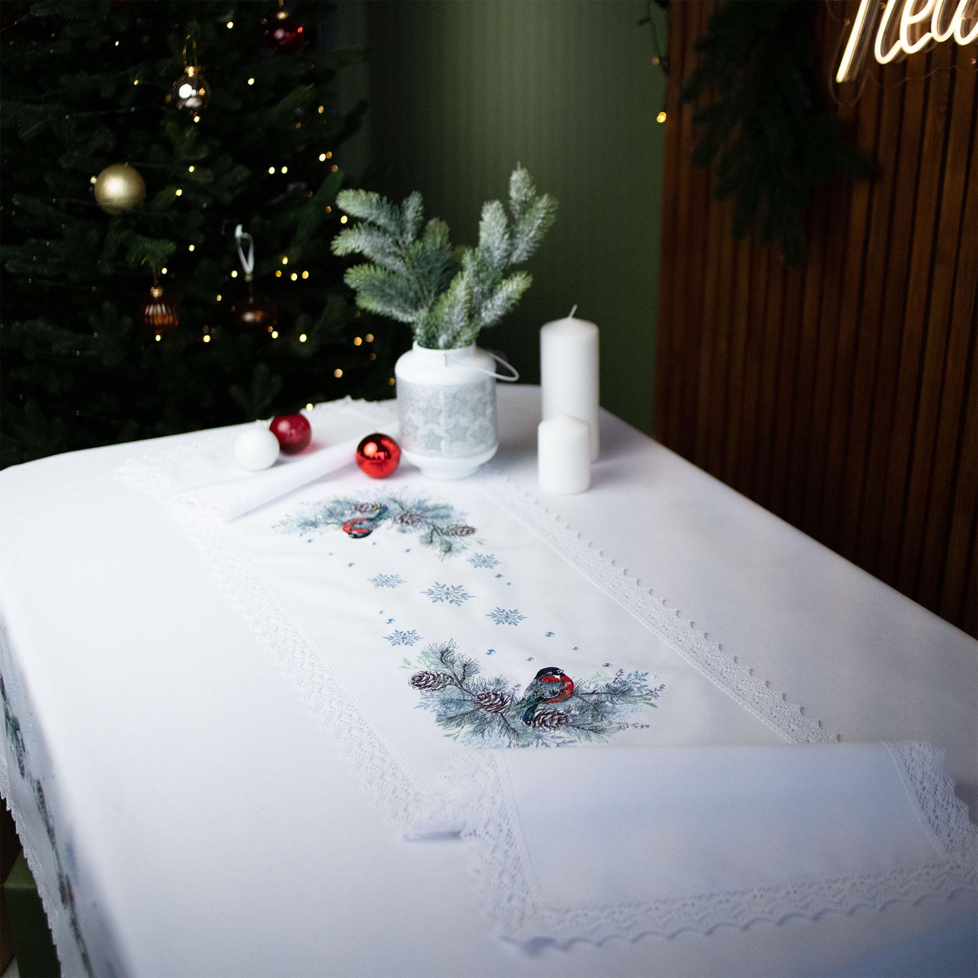 Доріжка на стіл новорічна Едельвіка Снігурі 1,50x0,40 м (317-24/09) - фото 1 Доріжка на стіл новорічна Едельвіка Снігурі 1,50x0,40 м (317-24/09) - фото 1