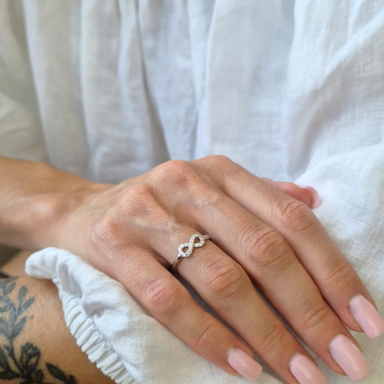 Каблучка нескінченність із білими каменями срібло 925 проби родоване 0,85 г р. 17,5 (1118r) - фото 3