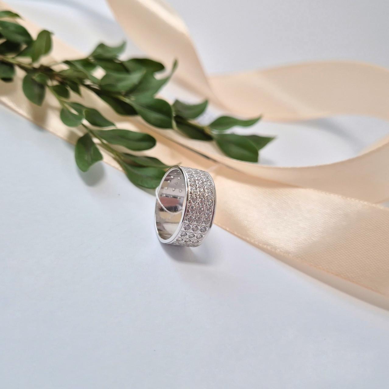 Кольцо дорожка широкая с белыми камнями серебро 925 пробы родированное 4,70 г р. 17,5 (4940р)