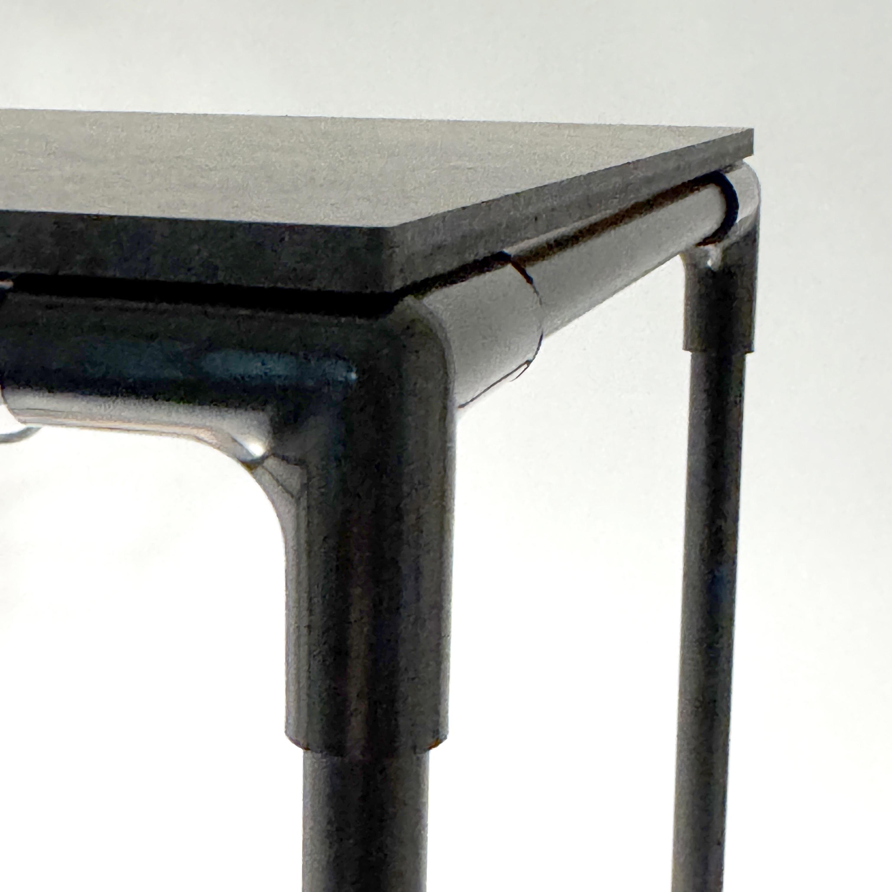 Стелаж для рослин Troya 4х рівневий металевий/МДФ ламіновані полички 1,45 м Чорний (27507107) - фото 9 Стелаж для рослин Troya 4х рівневий металевий/МДФ ламіновані полички 1,45 м Чорний (27507107) - фото 9