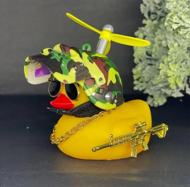 Качка гумова в шоломі з аксесуарами для автомобіля (AWN-00399) - фото 2